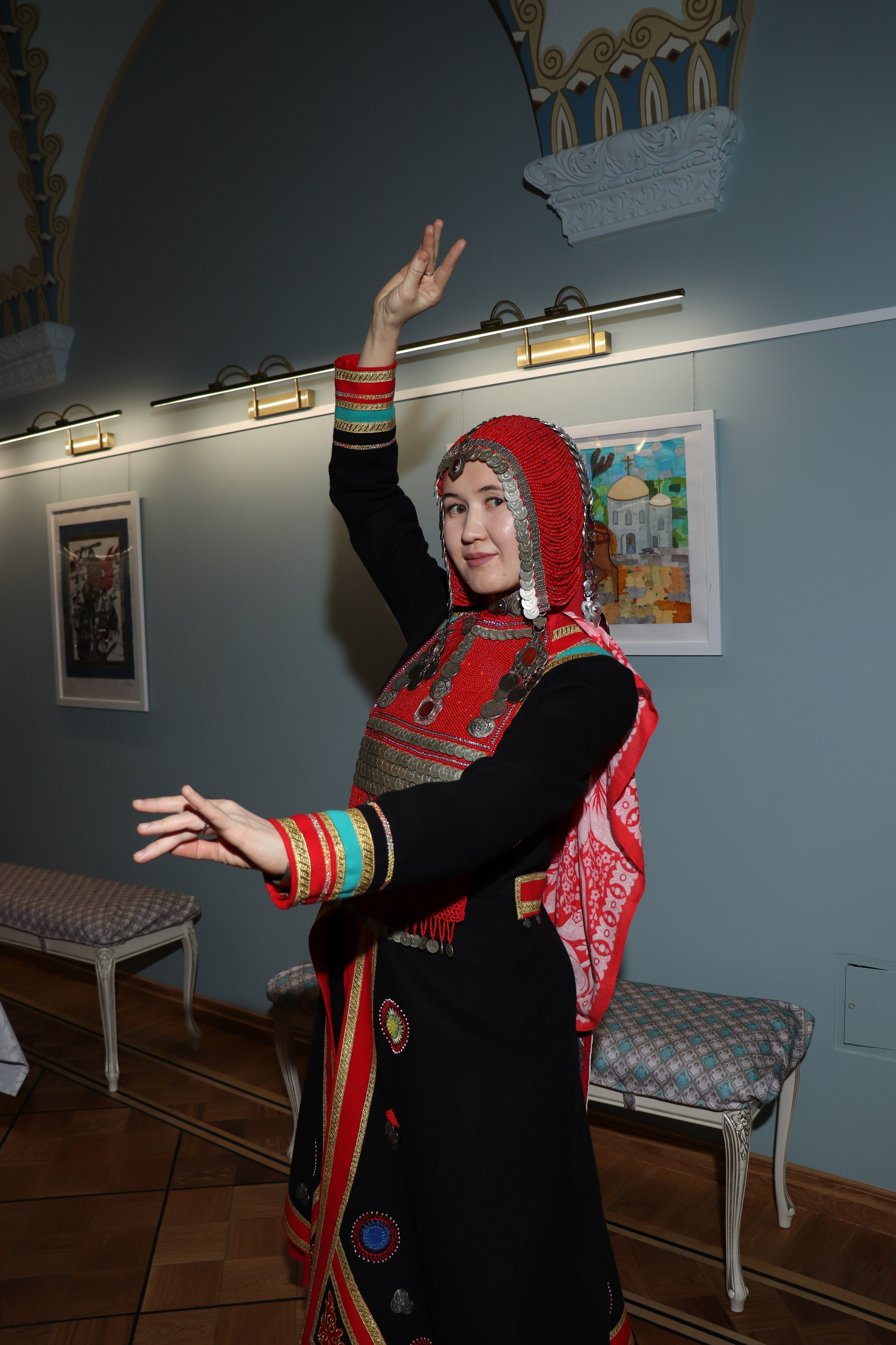 Показ-дефиле «КУЛЬТУРНЫЙ КОД В ОБРАЗЕ» от РОО «Сибирское землячество в Санкт-Петербурге» (6 марта 2025). Ивентный фотограф в Санкт-Петербурге Олег Комков