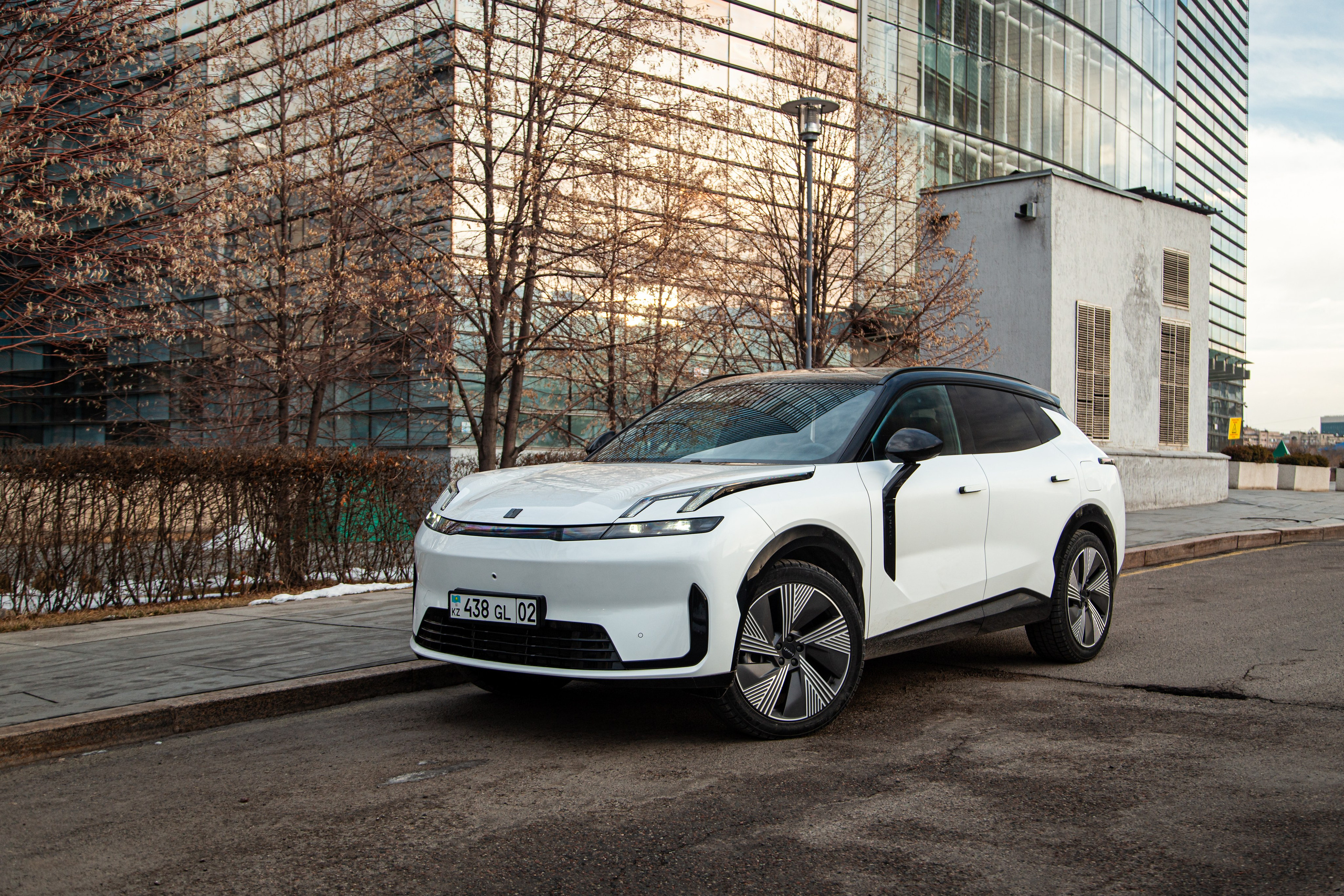 Lynk&Co 08 EM-P. Рекламный и портретный фотограф в Алматы — Серекпаев Танирхан