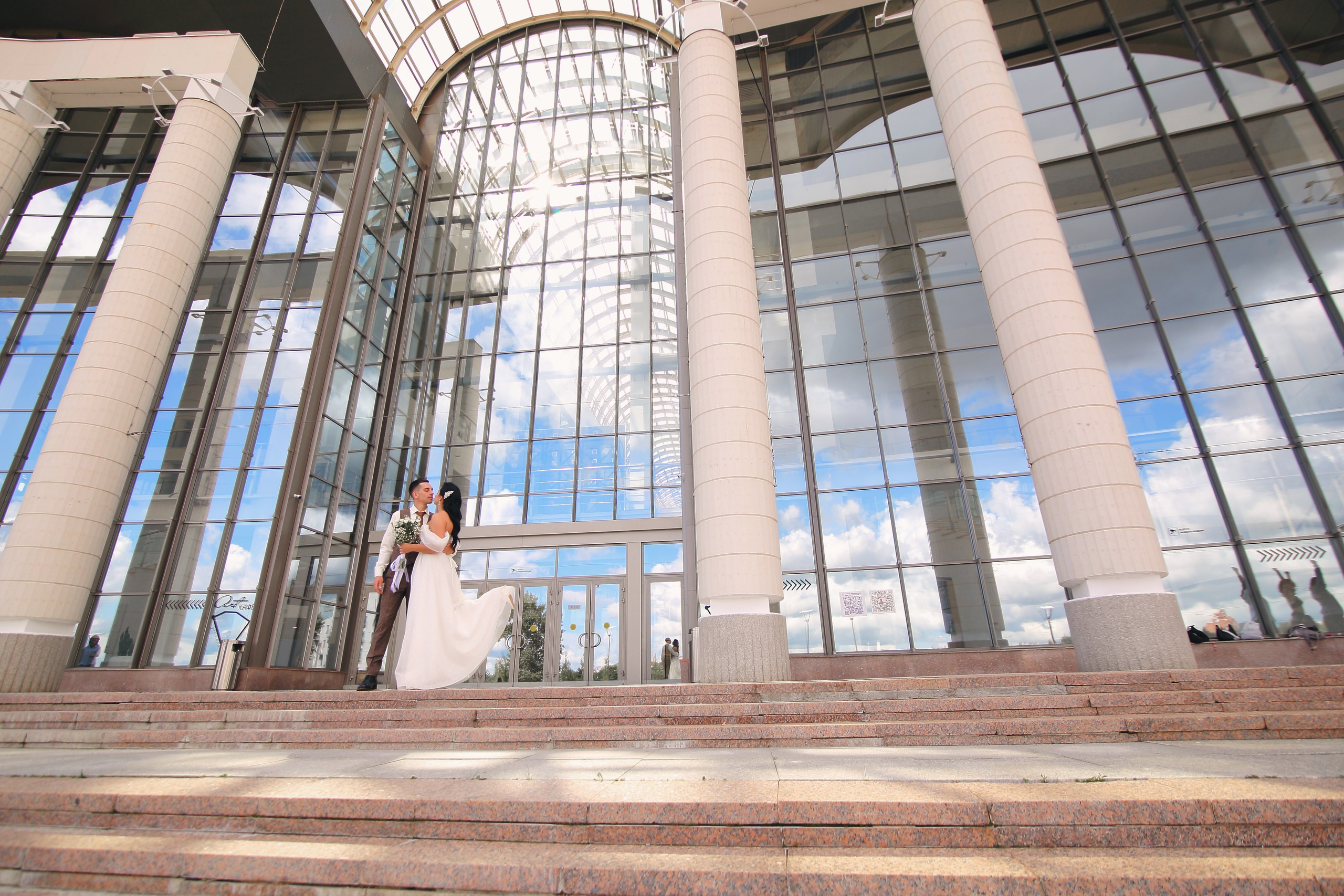 Съемка пары Марии и Ильи, гуляющих по городу. Свадебный и репортажный фотограф в Ярославле и Санкт-Петербурге Роман Микрюков