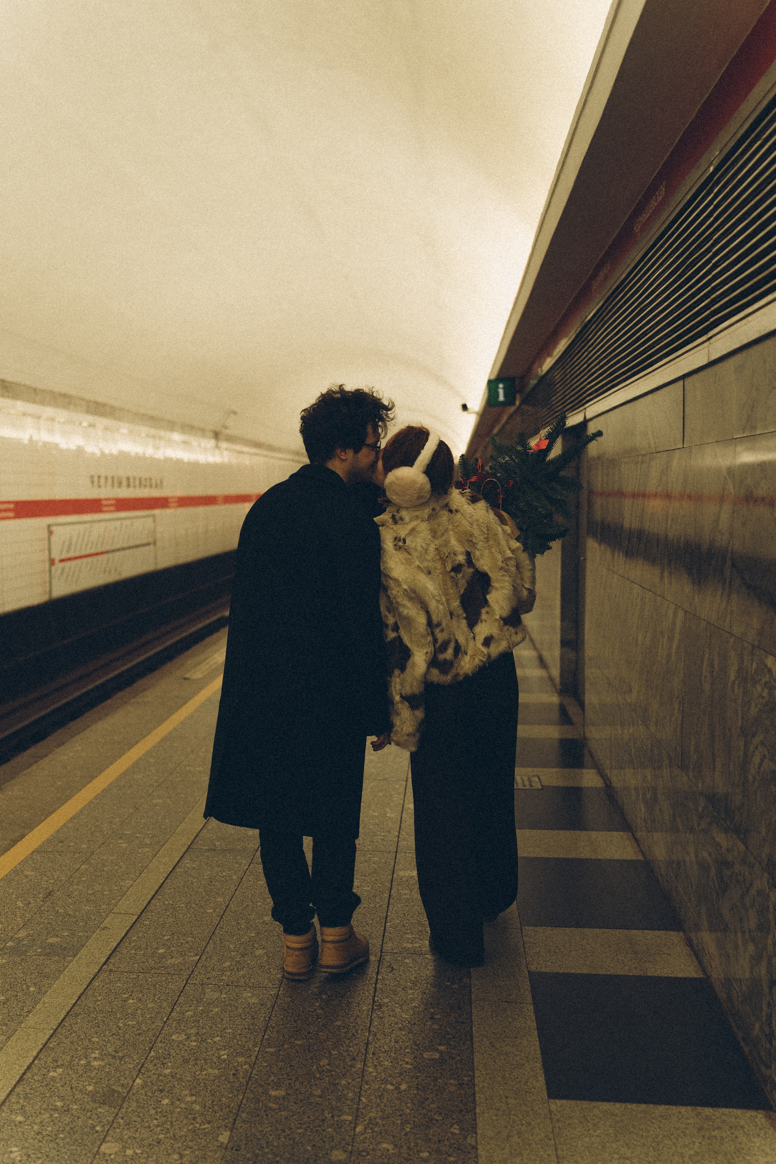 НОВОГОДНЯЯ ФОТОСЕСИИЯ ПАРЫ В МЕТРО ЛЮБОВЬ. Профессиональный фотограф, Санкт-Петербург — Виктория Богомолова