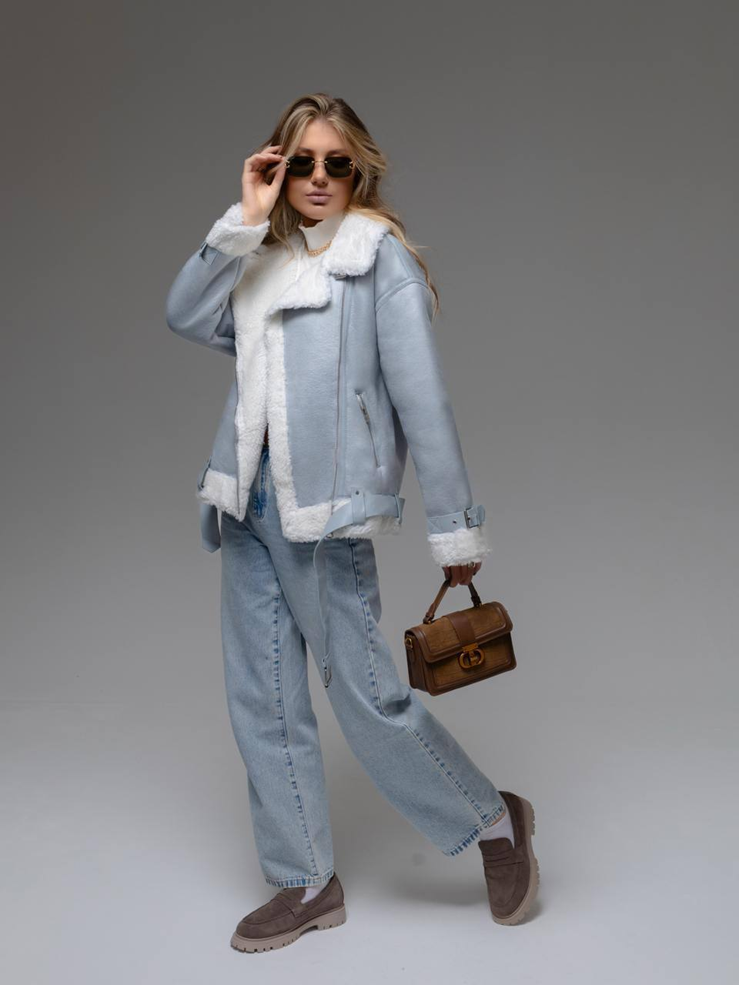 Съемка модели на светлом фоне для интернет-магазина.