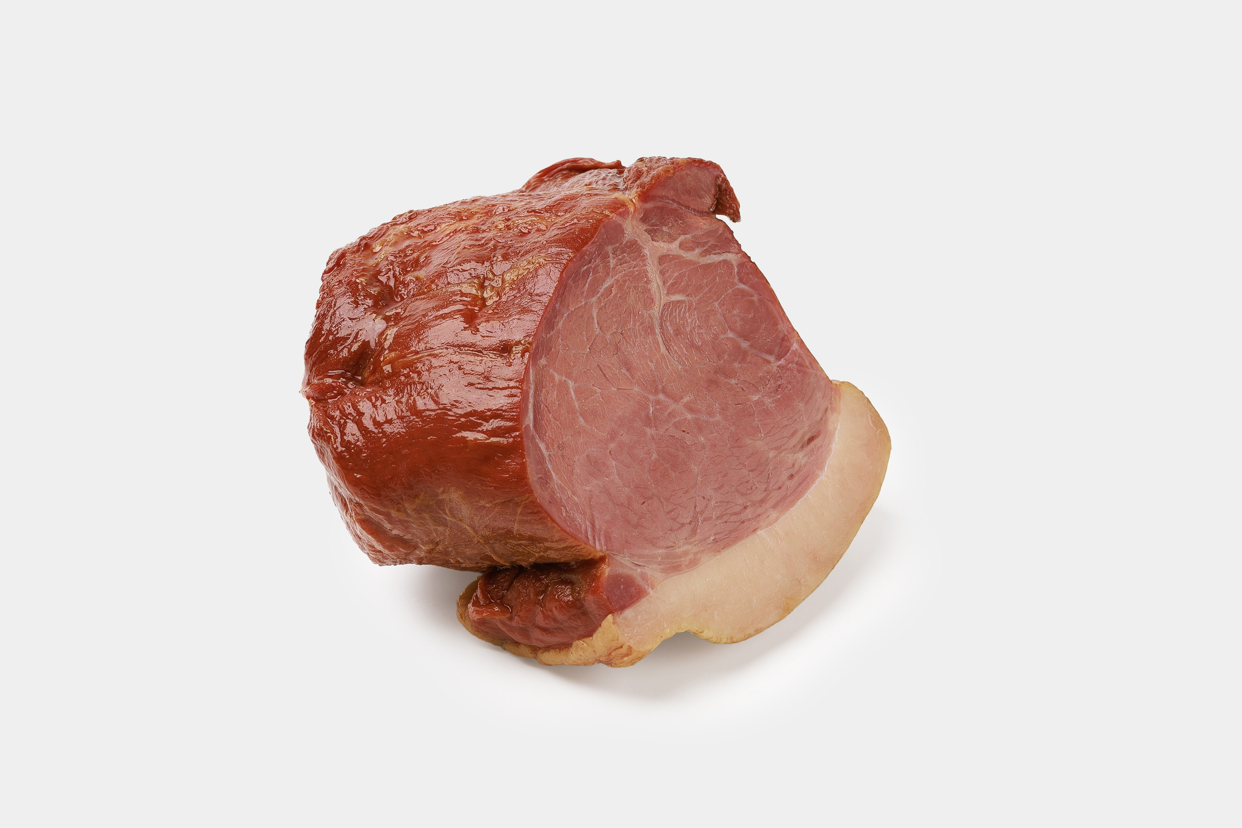 копченая конина на белом фоне
