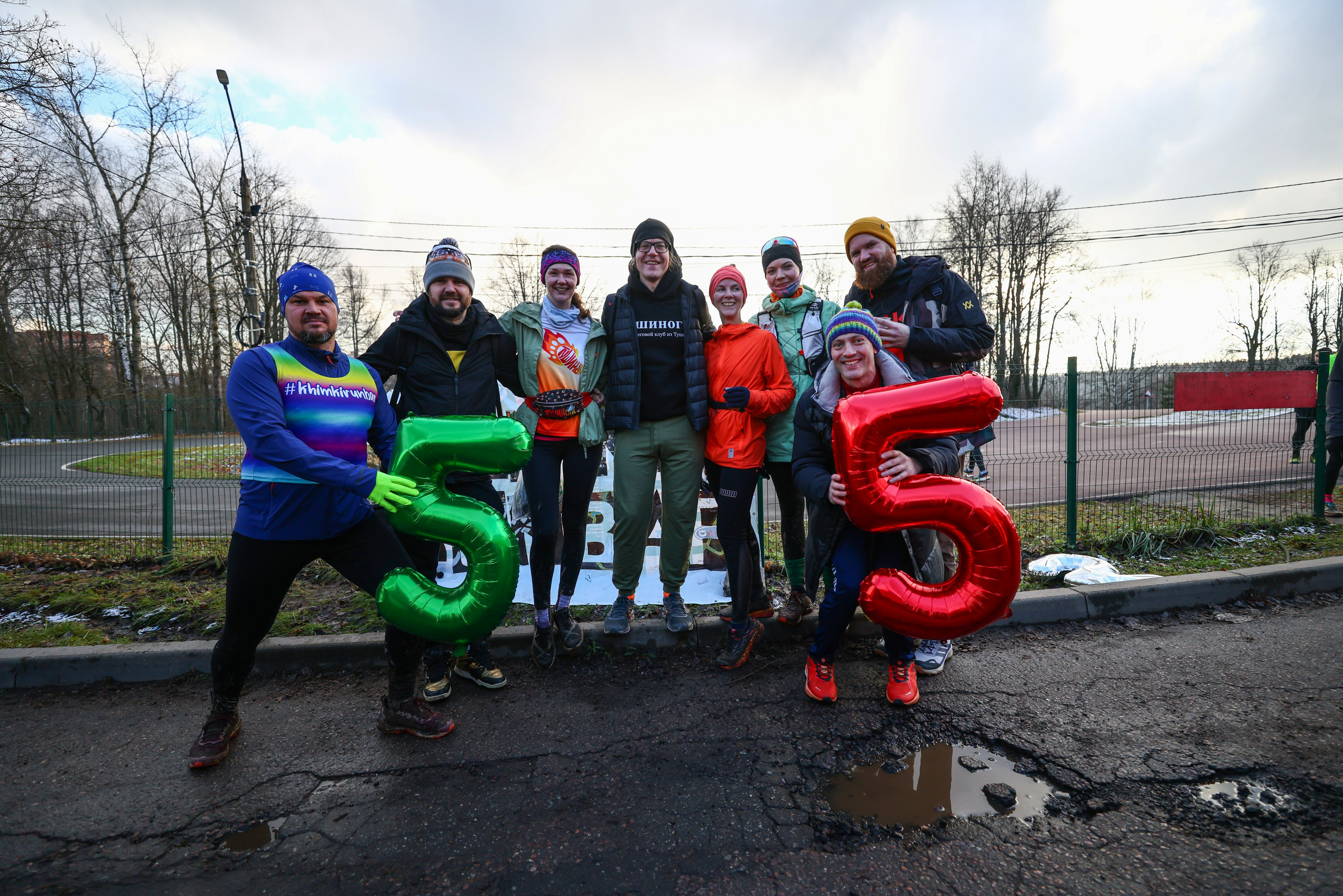 Два лепестка Химкинского марафона у дома, 23.11.25. Фотограф Сергей Ловкий