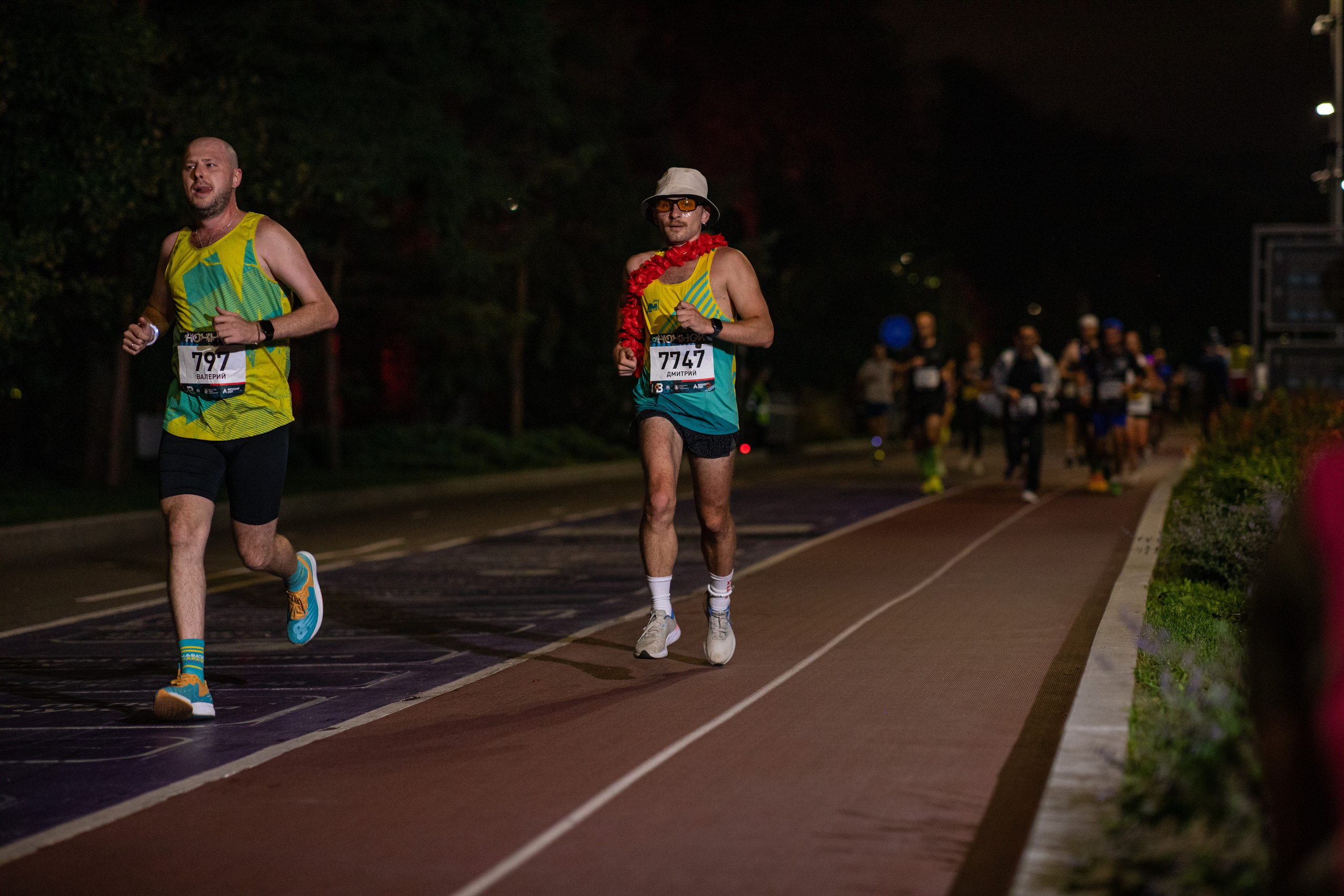 Ночной забег в ленте фотографий бегунов 03.08.24. Фотограф Сергей Ловкий