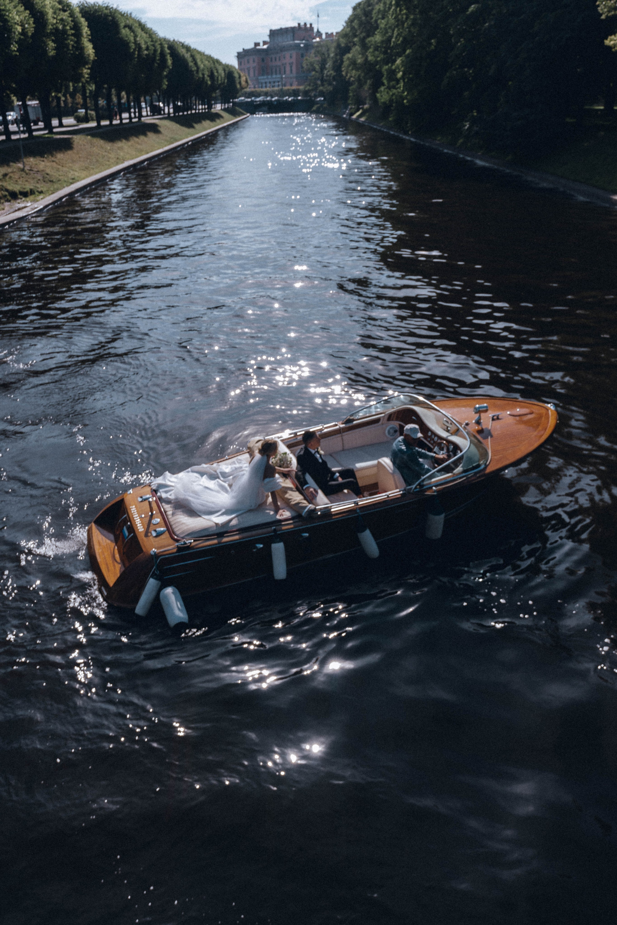 СВАДЕНБНАЯ СЬЕМКА НА КАТЕРЕ ПО КАНАЛАМ САНКТ-ПЕТЕРБУРГА И В АКВАТОРИИ НЕВЫ. Профессиональный фотограф, Санкт-Петербург — Виктория Богомолова