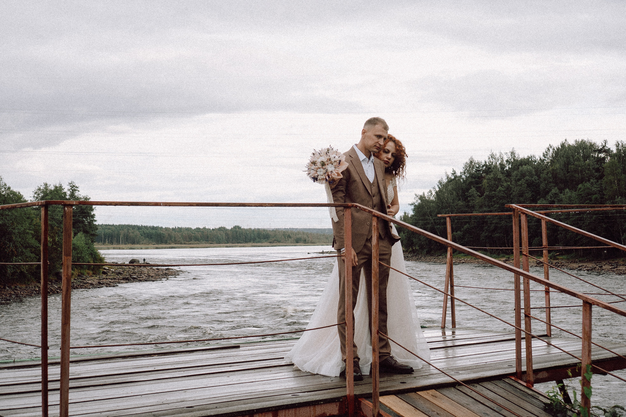 СВАДЕБНАЯ ФОТОСЕССИИЯ ПАРЫ В ГОРОДЕ ПРИОЗЕРСК В СОСНОВОМ ЛЕСУ И С ПИКАПОМ. Профессиональный фотограф, Санкт-Петербург — Виктория Богомолова