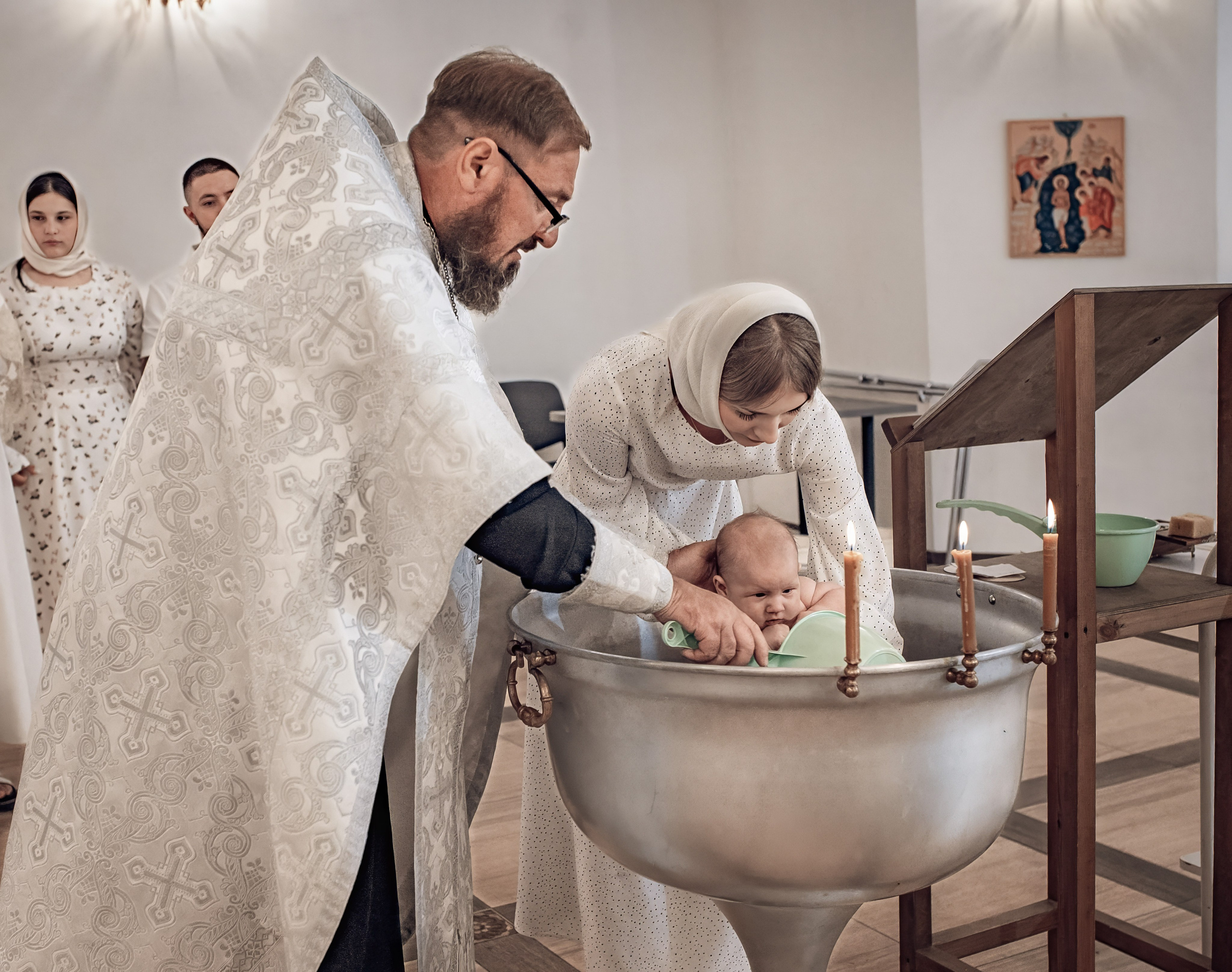 Крещение Василисы в храме исповедников и новомучеников Российских. Фотографы крещения/венчания  Красноярск Татьяна и Вячеслав Переваловы