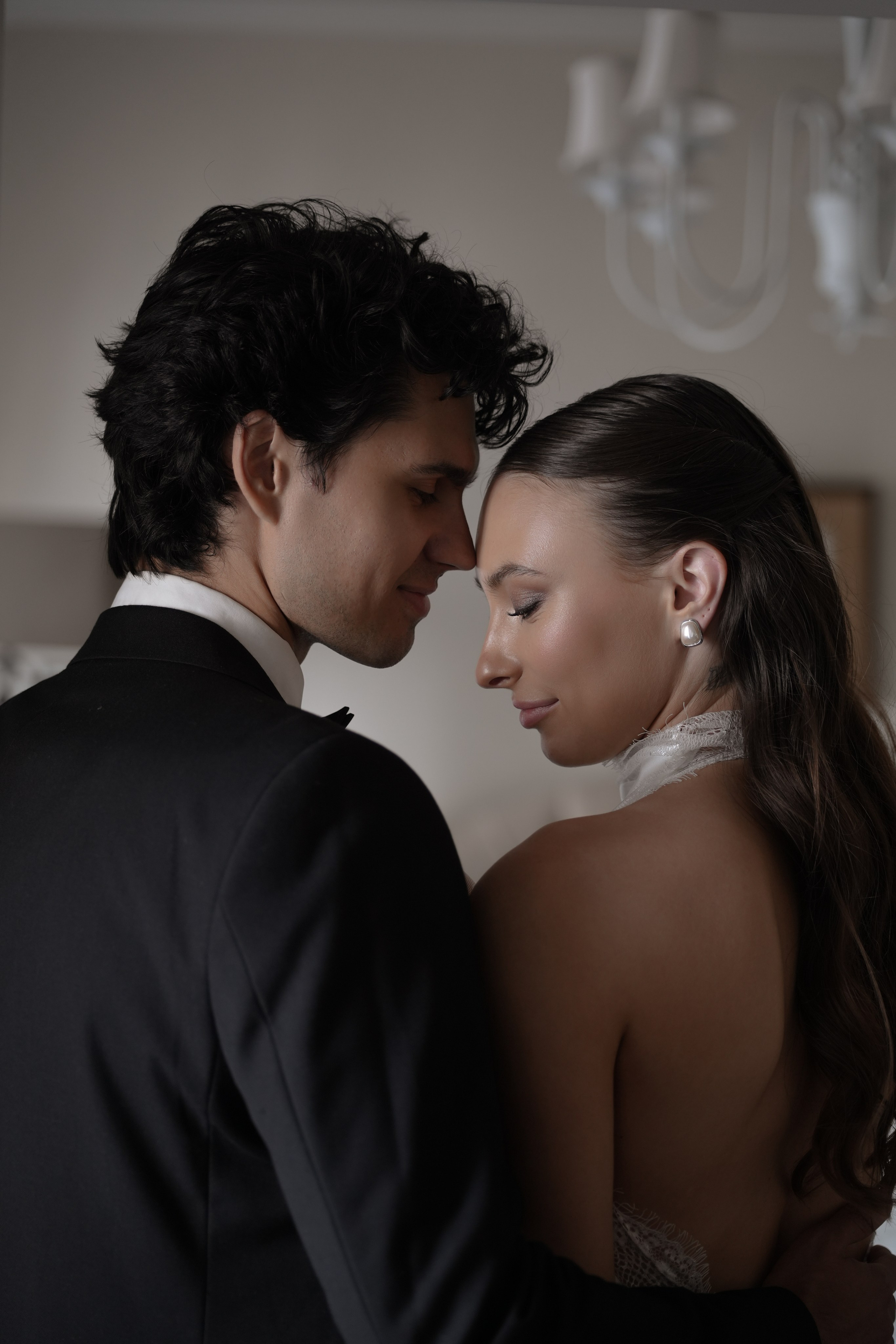 Свадебная фотосессия утра невесты и жениха в отеле Амбассадори