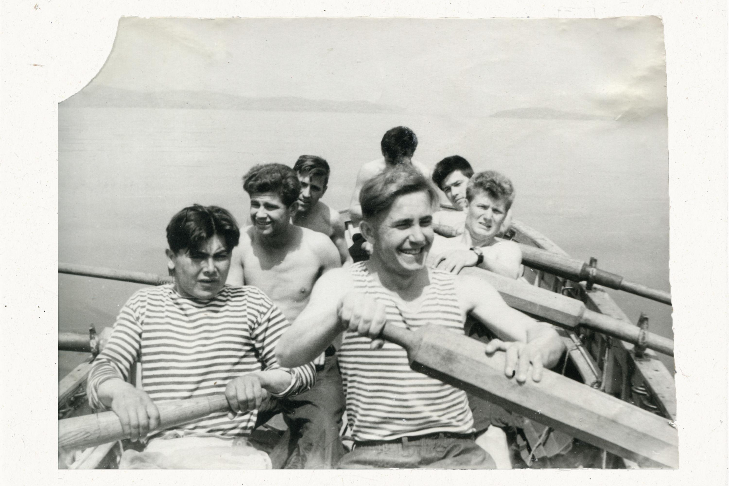 Справа на переднем плане мой дедушка во время службы на острове Русском