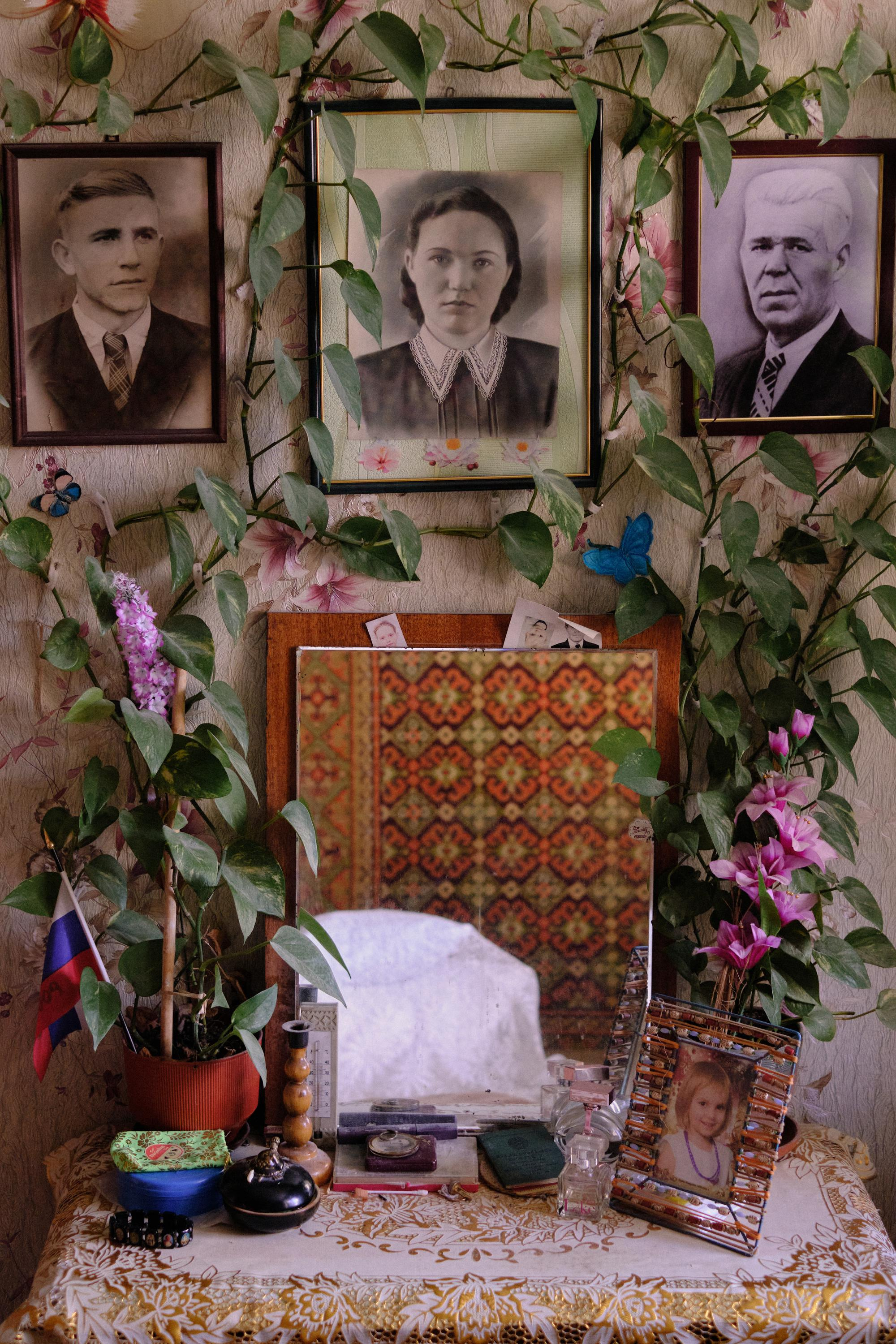 В спальне висят портреты близких. Слева направо: супруг, мама и папа. Внизу на столе портрет правнучки