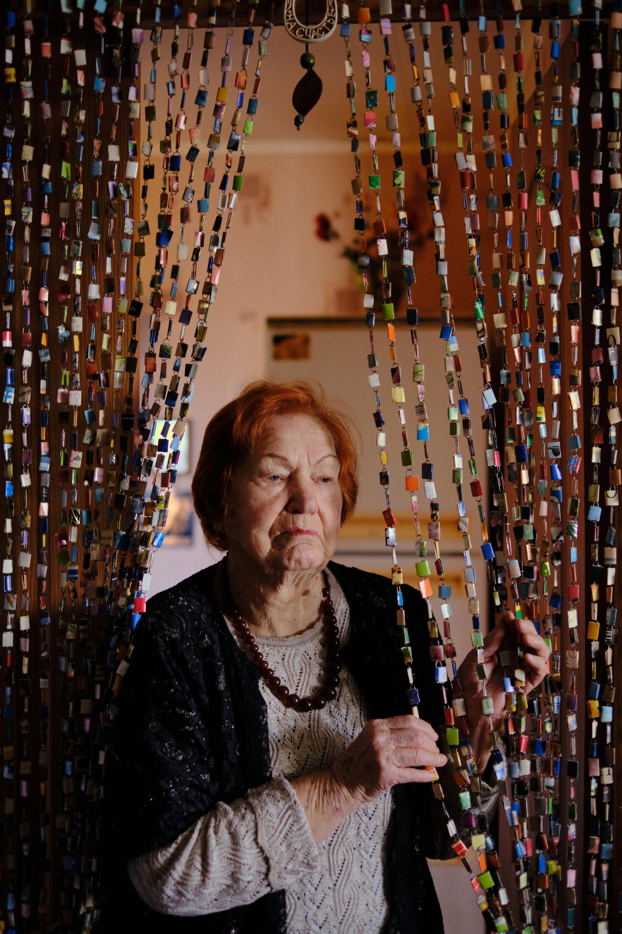 После смерти мужа бабушка не знала, куда себя деть от горя. Начала резать открытки и собирать из них эти шторки. Так они и пропутешествовали с ней тридцать лет из Узбекистана, через Саратов, пока в конце концов не оказались в Ленинградской области