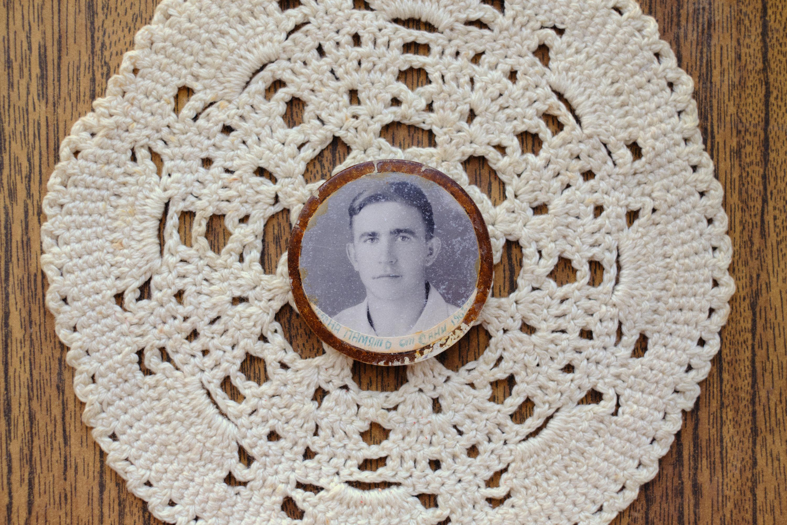 Надпись на медальоне: «1958. На память от Сани. 1962». Дедушка прослужил на флоте четыре года