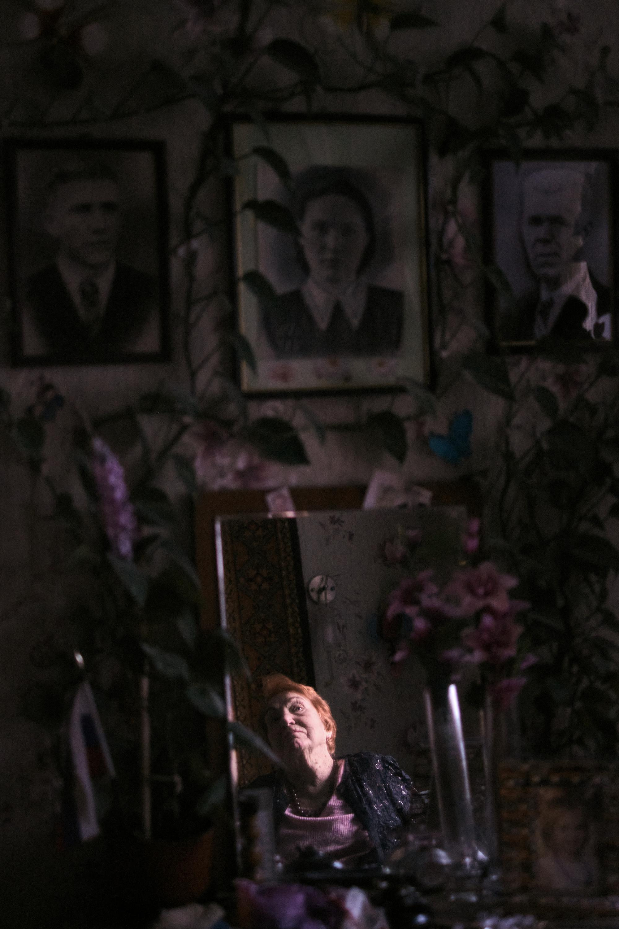 В квартире бабушки висит много портретов родни. Но в спальне только самые близкие