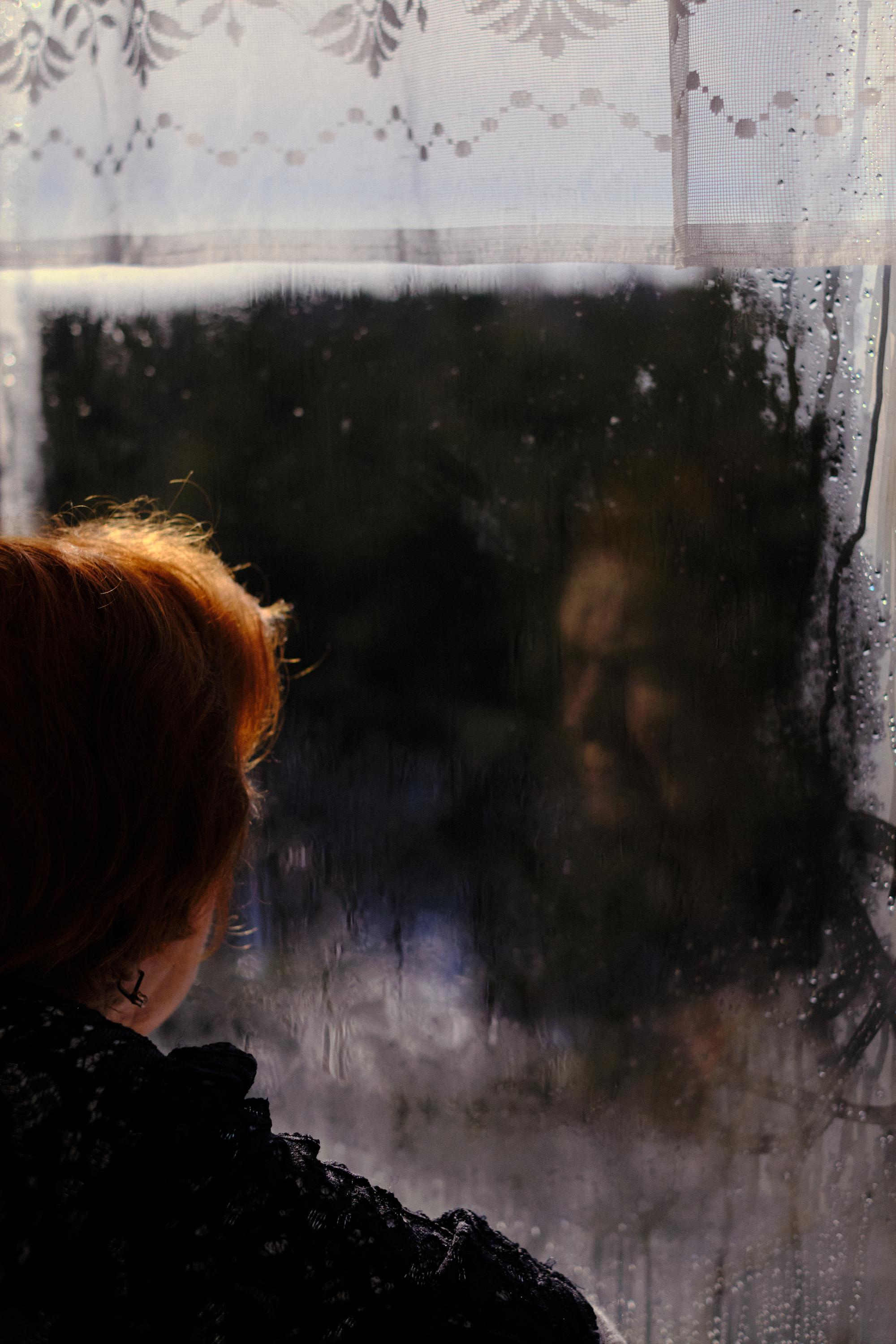 Зрение у бабушки совсем испортилось. Сейчас она может различать только силуэты