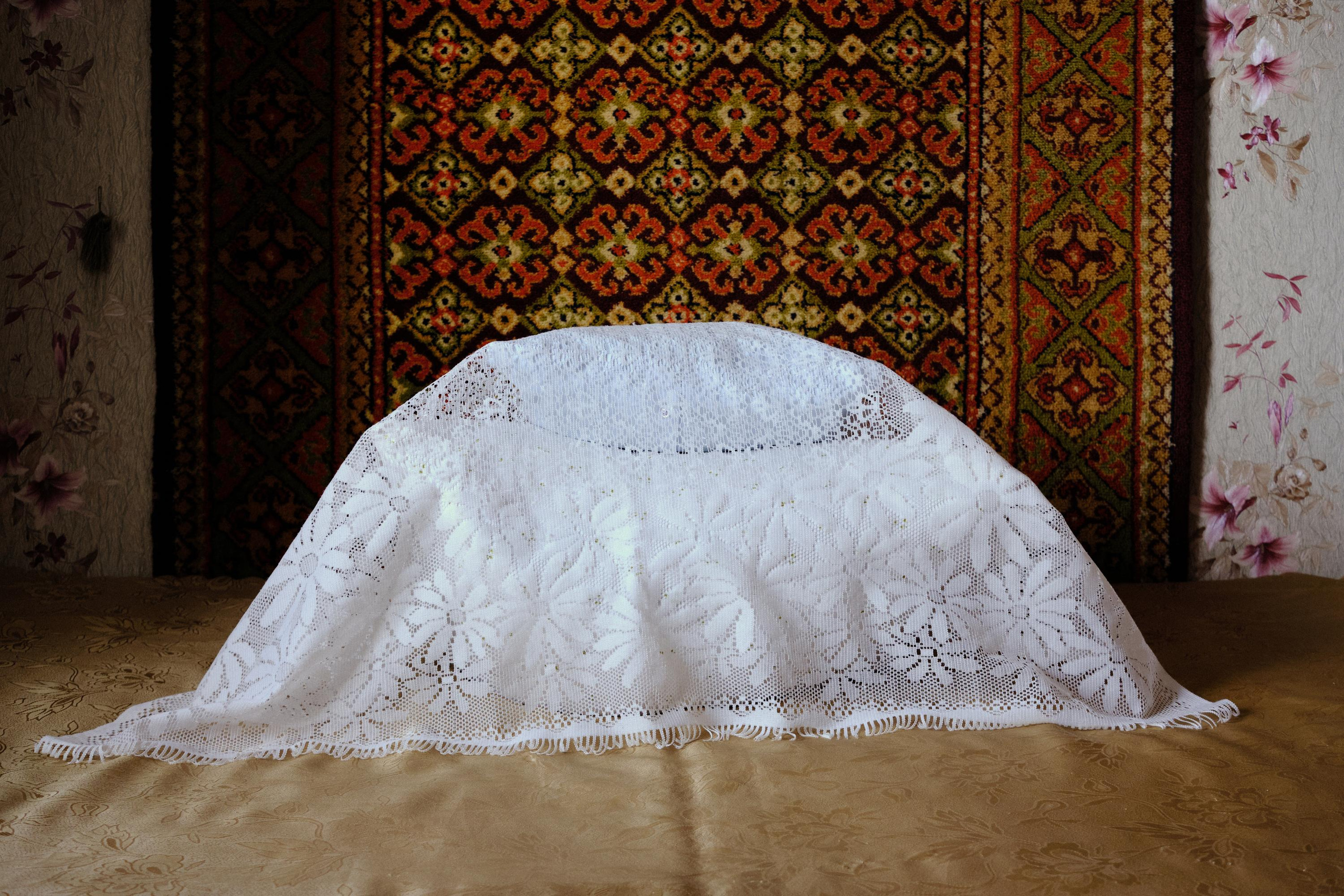 Бабушка всегда аккуратно заправляет постель и складывает подушки. Так делала ее мама, и так делает она всю свою жизнь