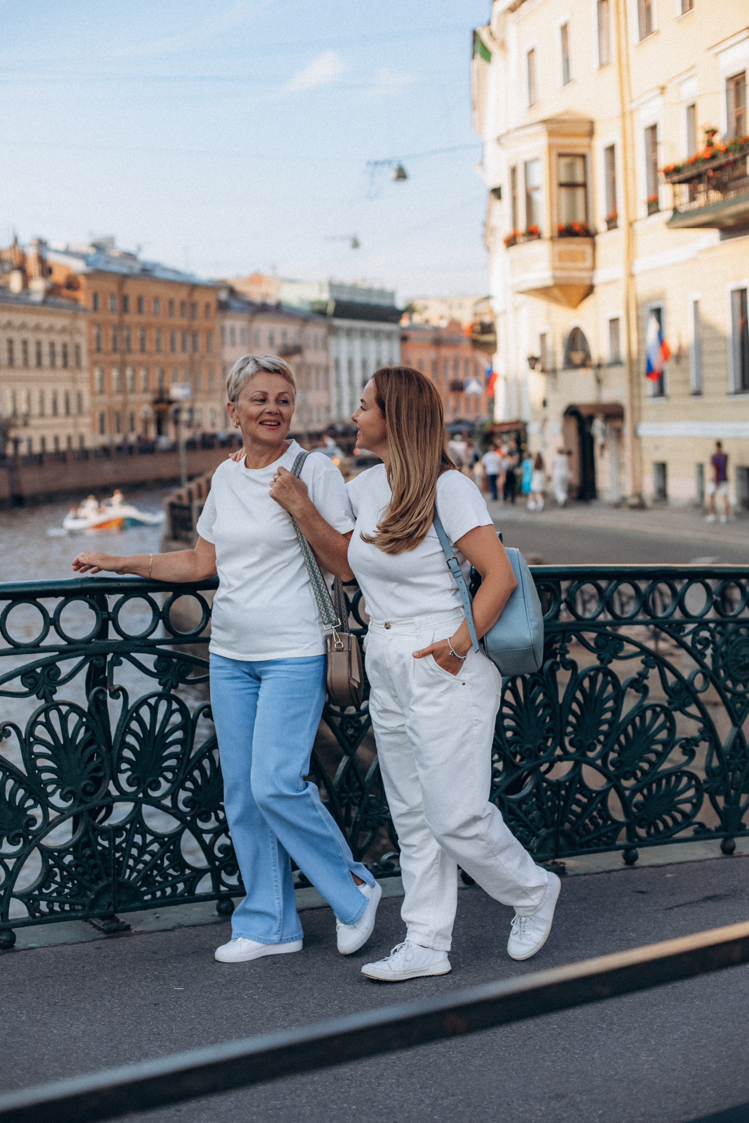 Дарья с семьей в июне. Фотопрогулка в Петербурге. Индивидуальный и семейный фотограф в Санкт-Петербурге