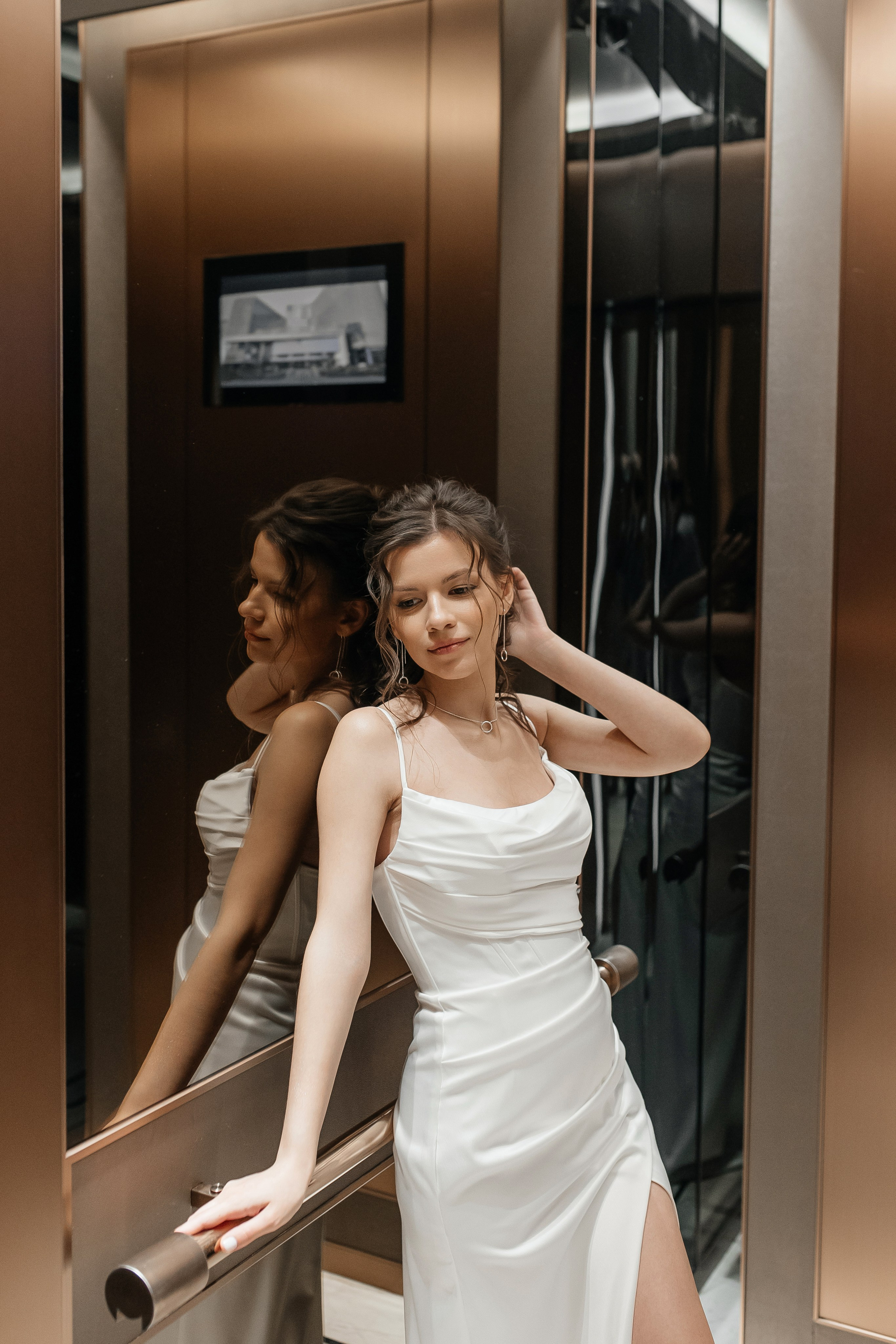 Свадебная фотосессия в лифте отеля Солюкс в Москве