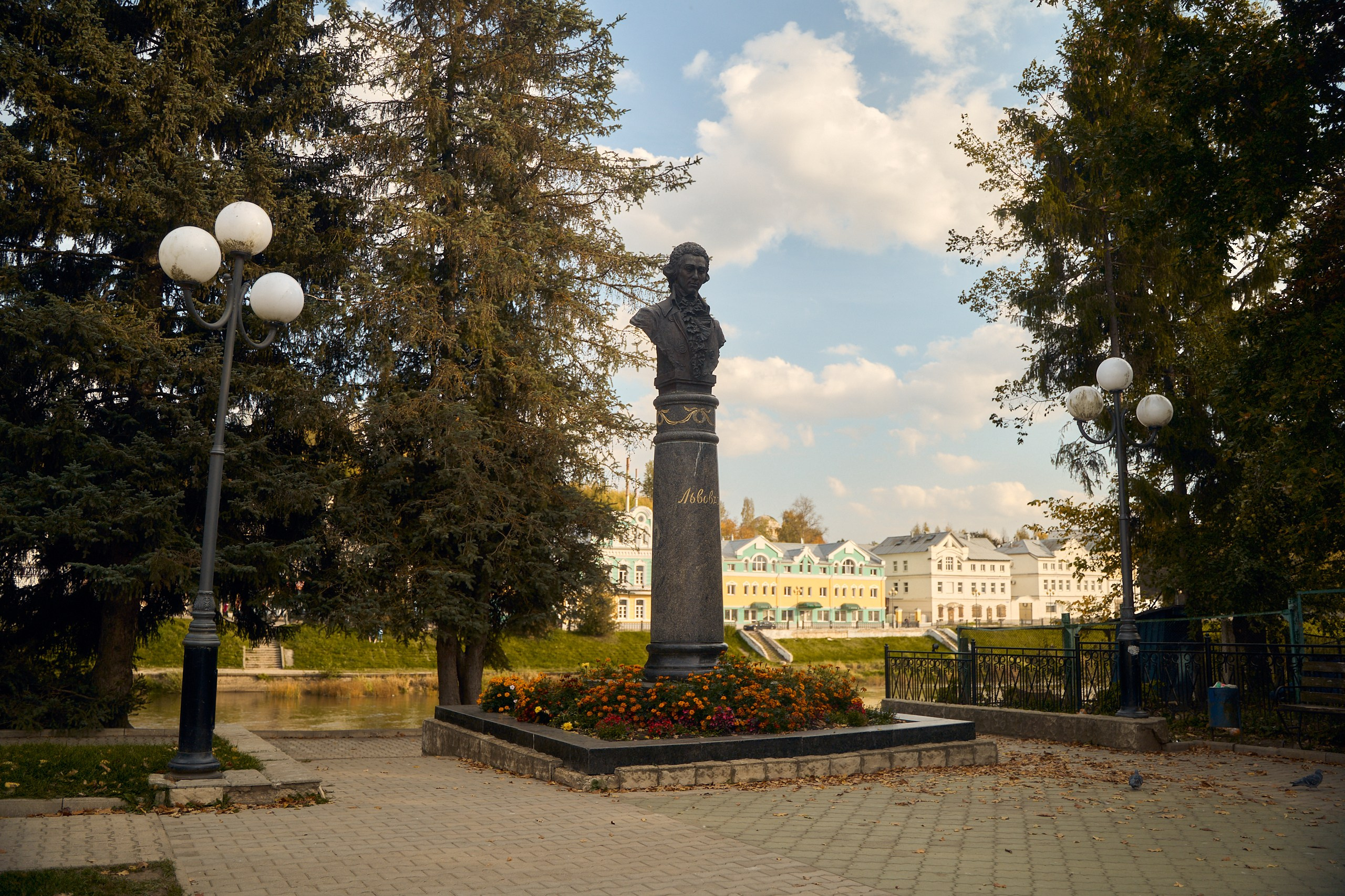 Памятник архитектору Н. А. Львову
