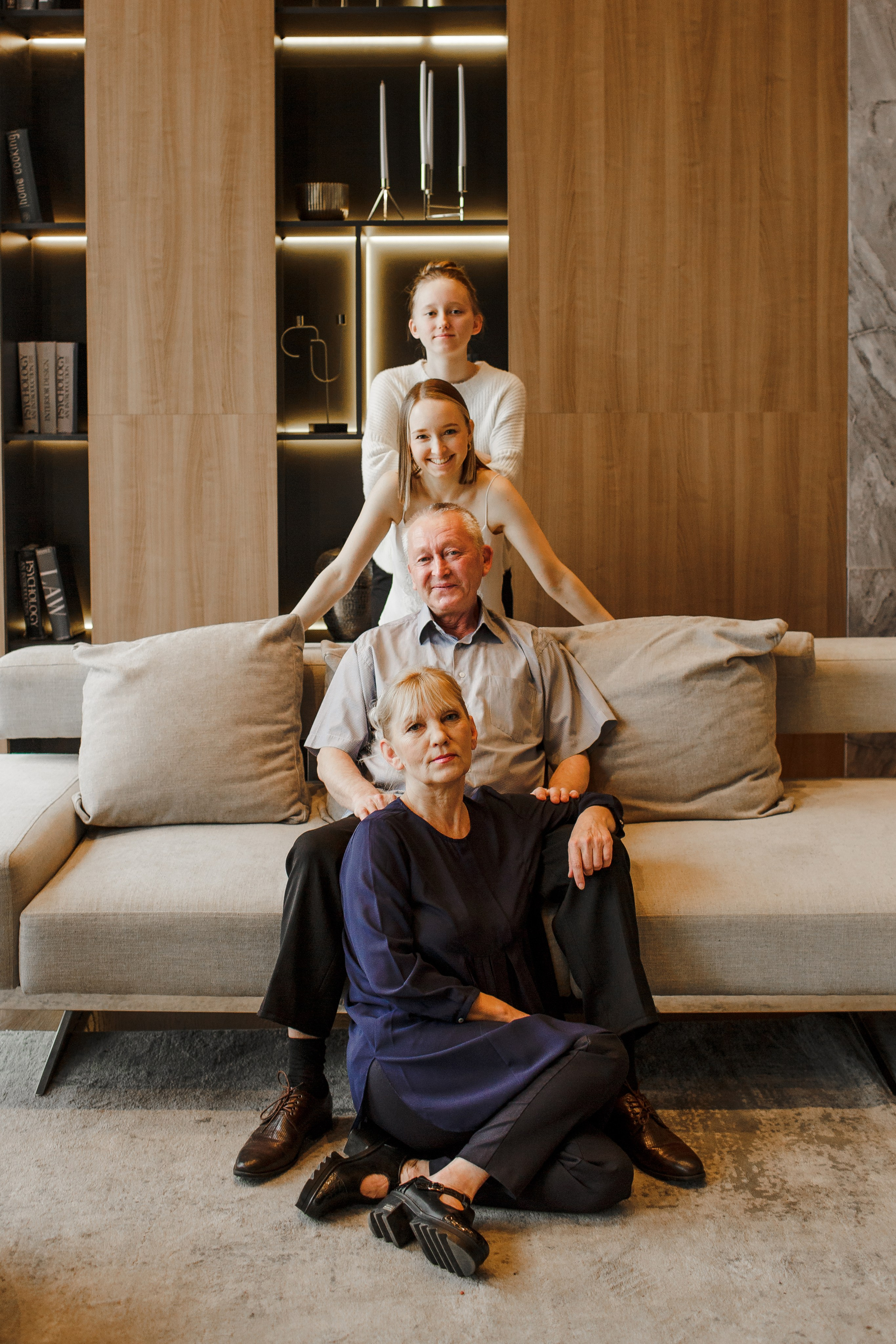 Художественный портрет семьи: мама, папа и две дочки выстроились в один ряд, их головы друг за другом в пирамиде.