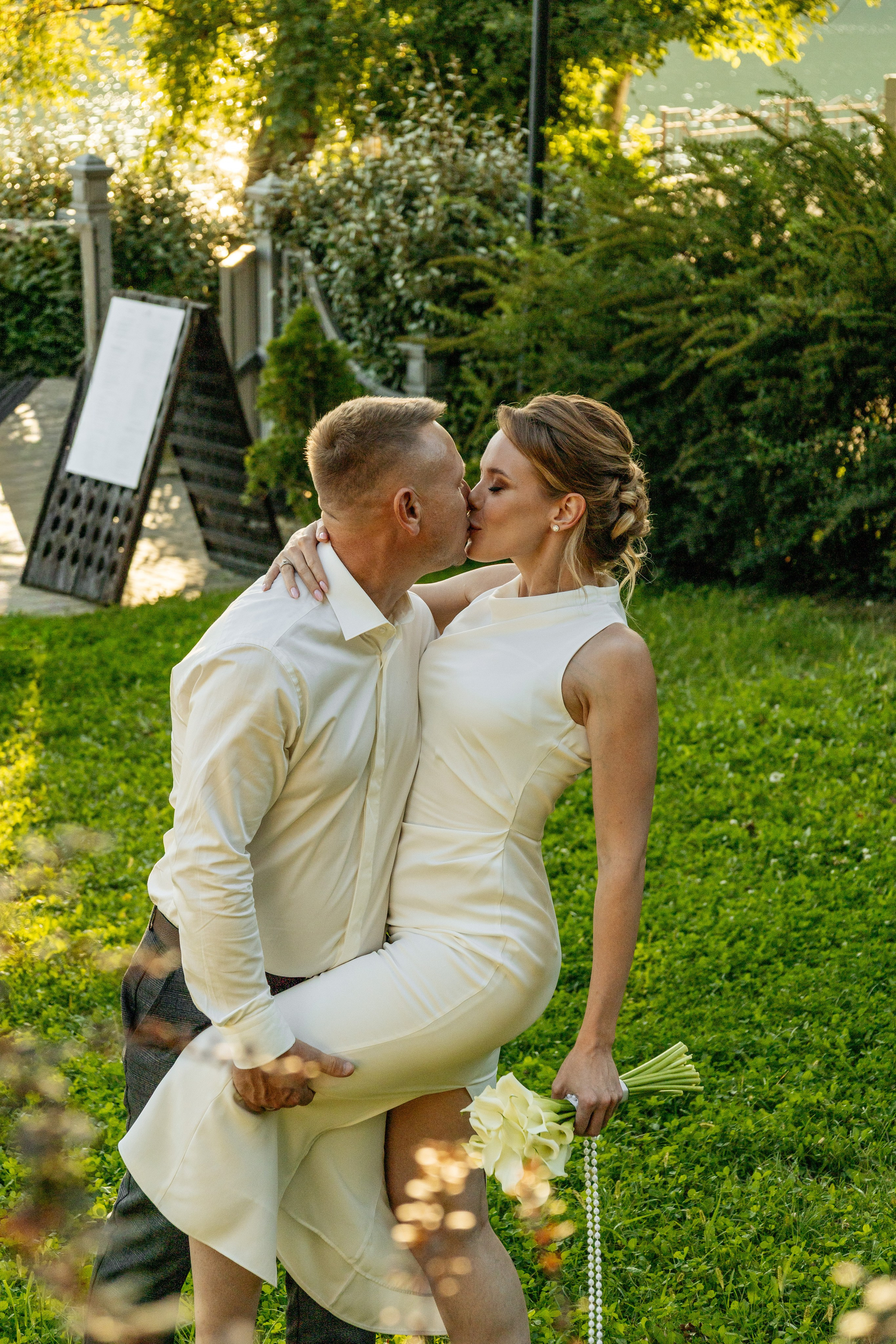 Прогулка молодоженов по тенистым тропинкам вокруг озера