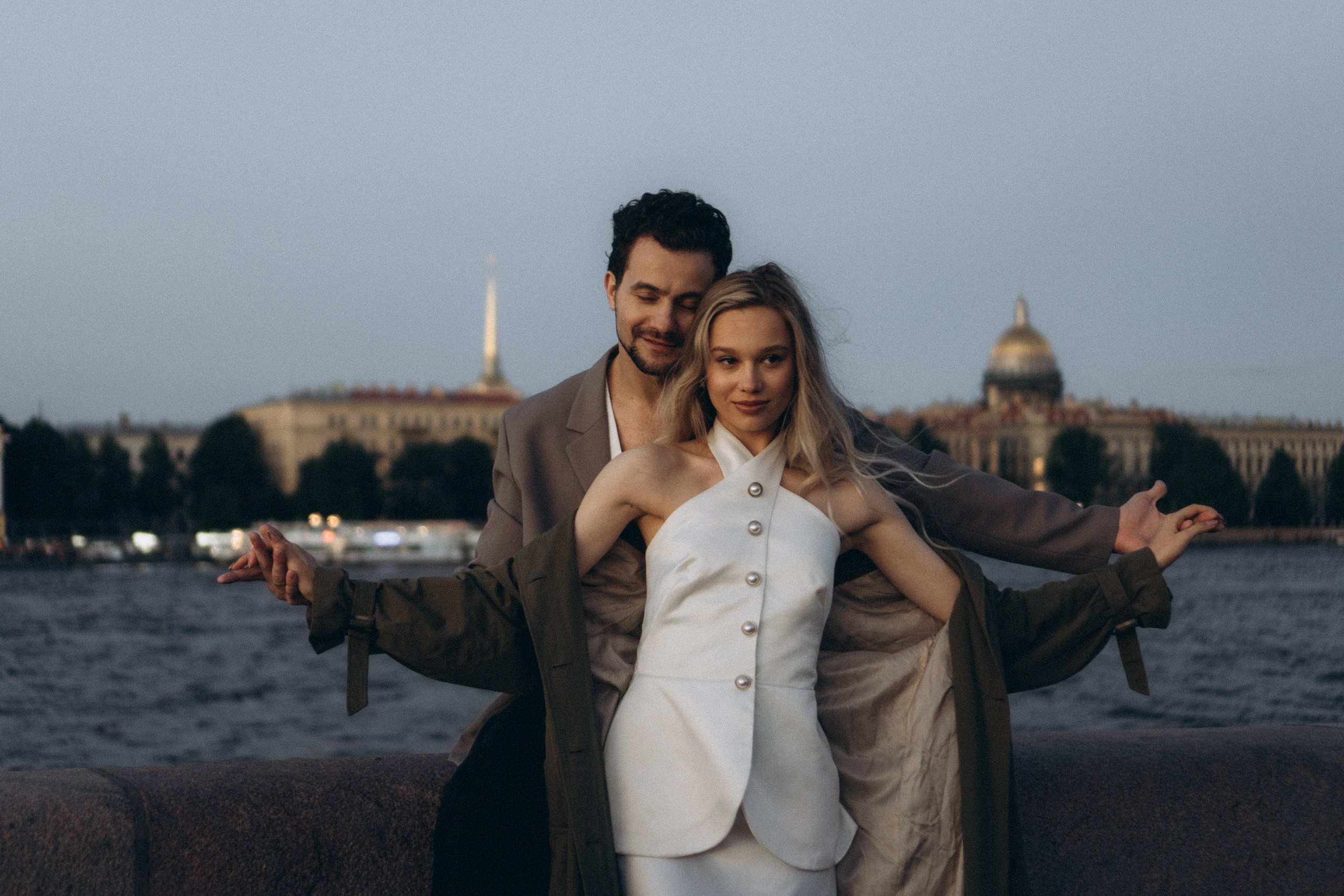 СВАДЕБНАЯ СЬЕМКА ПАРЫ НА РАССВЕТЕ В БЕЛЫЕ НОЧИ И ПРОГУЛКА С РАЗВОДНЫМИ МОСТАМИ И ПИКНИК ВОЗЛЕ ИСАКИЕВСКОГО СОБОРА. Профессиональный фотограф, Санкт-Петербург — Виктория Богомолова