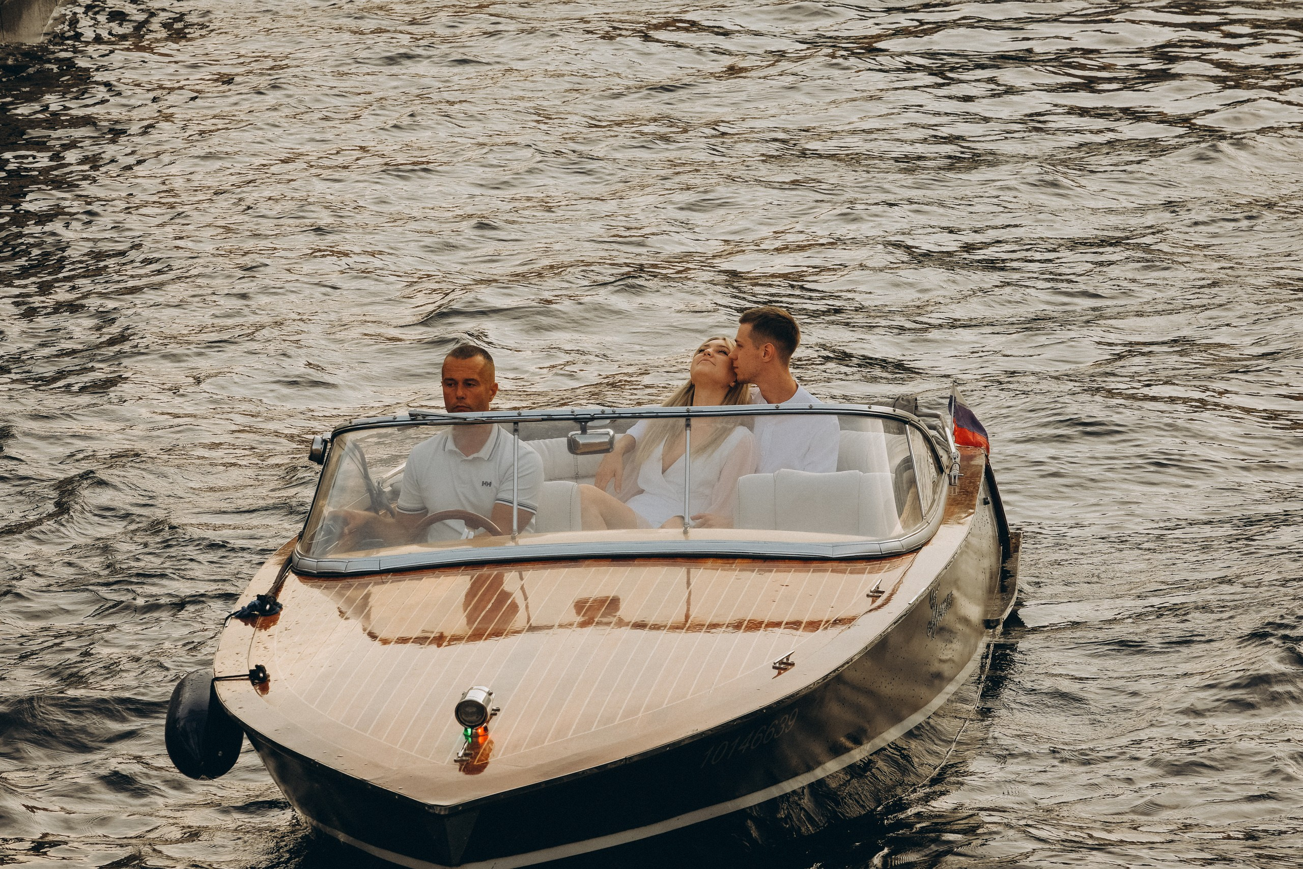 СВАДЕНБНАЯ СЬЕМКА НА КАТЕРЕ ПО КАНАЛАМ САНКТ-ПЕТЕРБУРГА И В АКВАТОРИИ НЕВЫ. Профессиональный фотограф, Санкт-Петербург — Виктория Богомолова