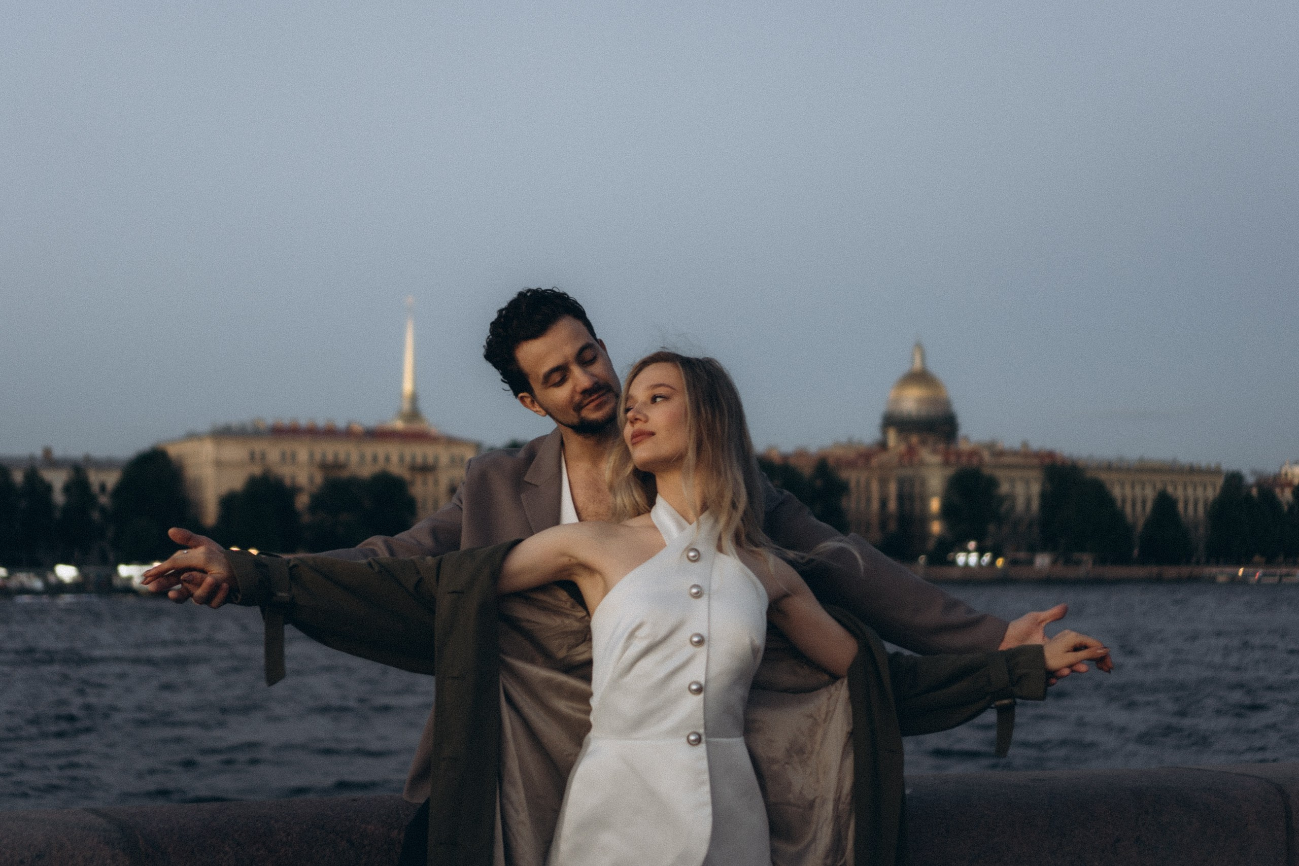 СВАДЕБНАЯ СЬЕМКА ПАРЫ НА РАССВЕТЕ В БЕЛЫЕ НОЧИ И ПРОГУЛКА С РАЗВОДНЫМИ МОСТАМИ И ПИКНИК ВОЗЛЕ ИСАКИЕВСКОГО СОБОРА. Профессиональный фотограф, Санкт-Петербург — Виктория Богомолова