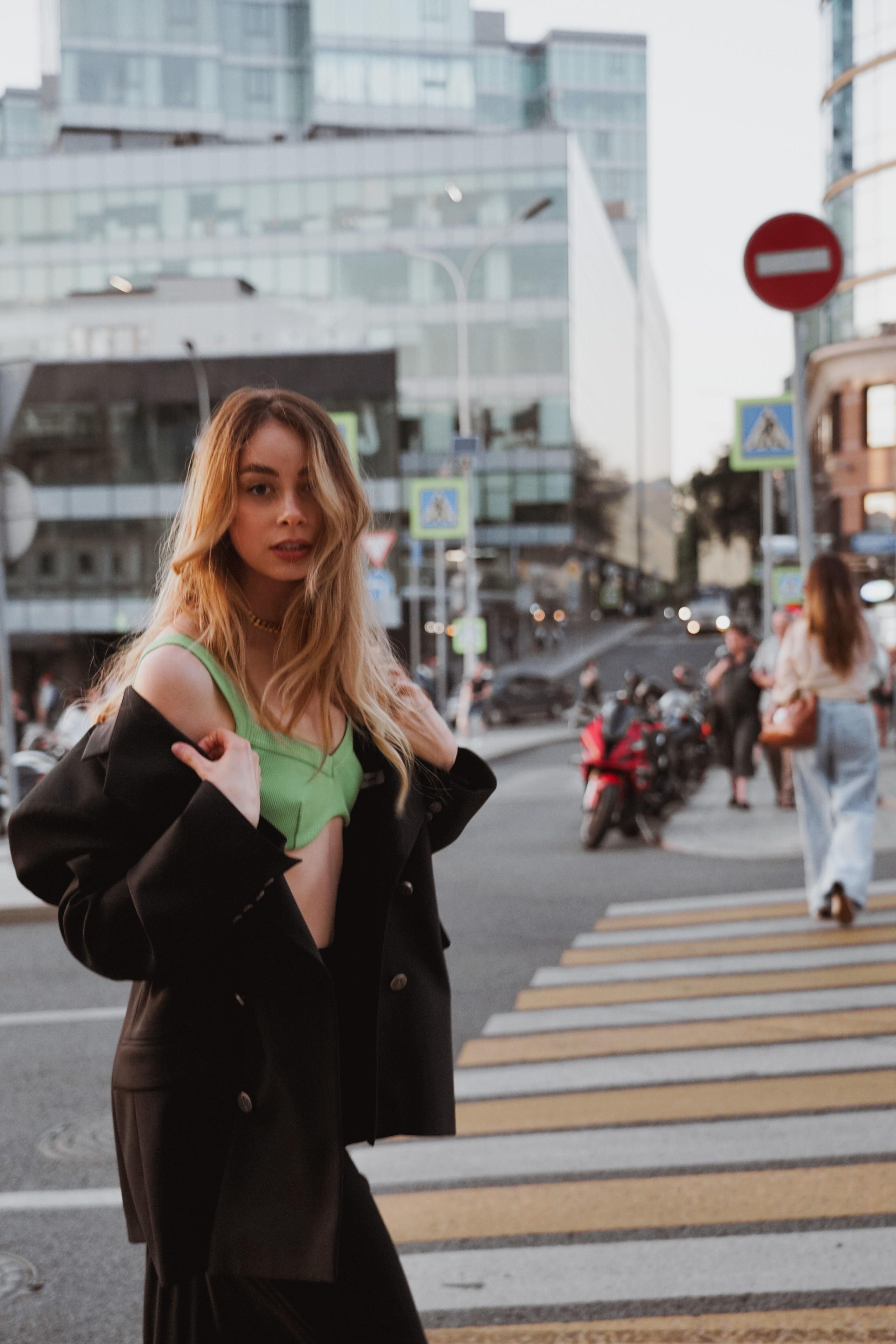 Dasha в день рождения: городской lifestyle-портрет, мягкое освещение