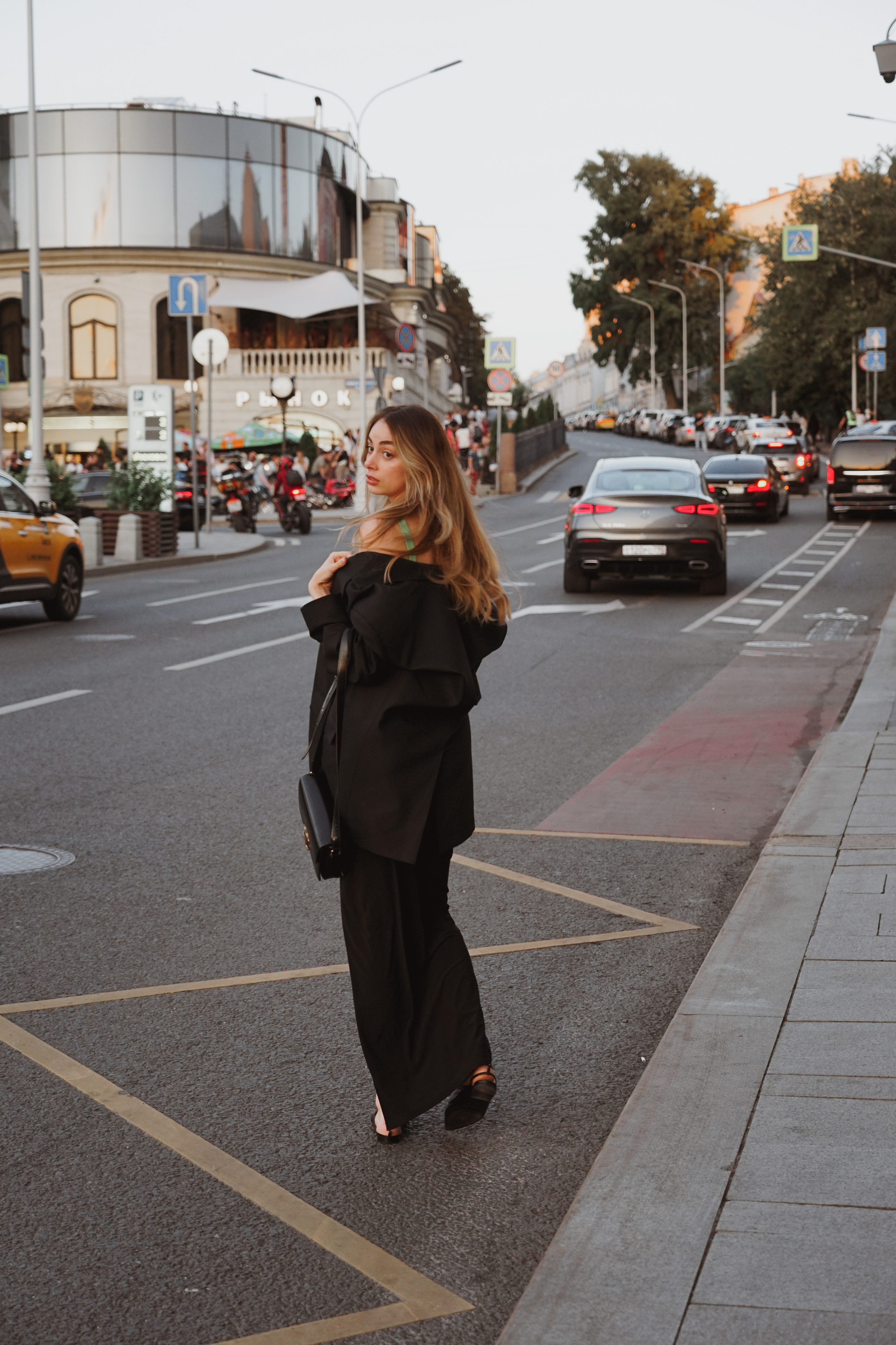 Dasha в день рождения: городской lifestyle-портрет, мягкое освещение