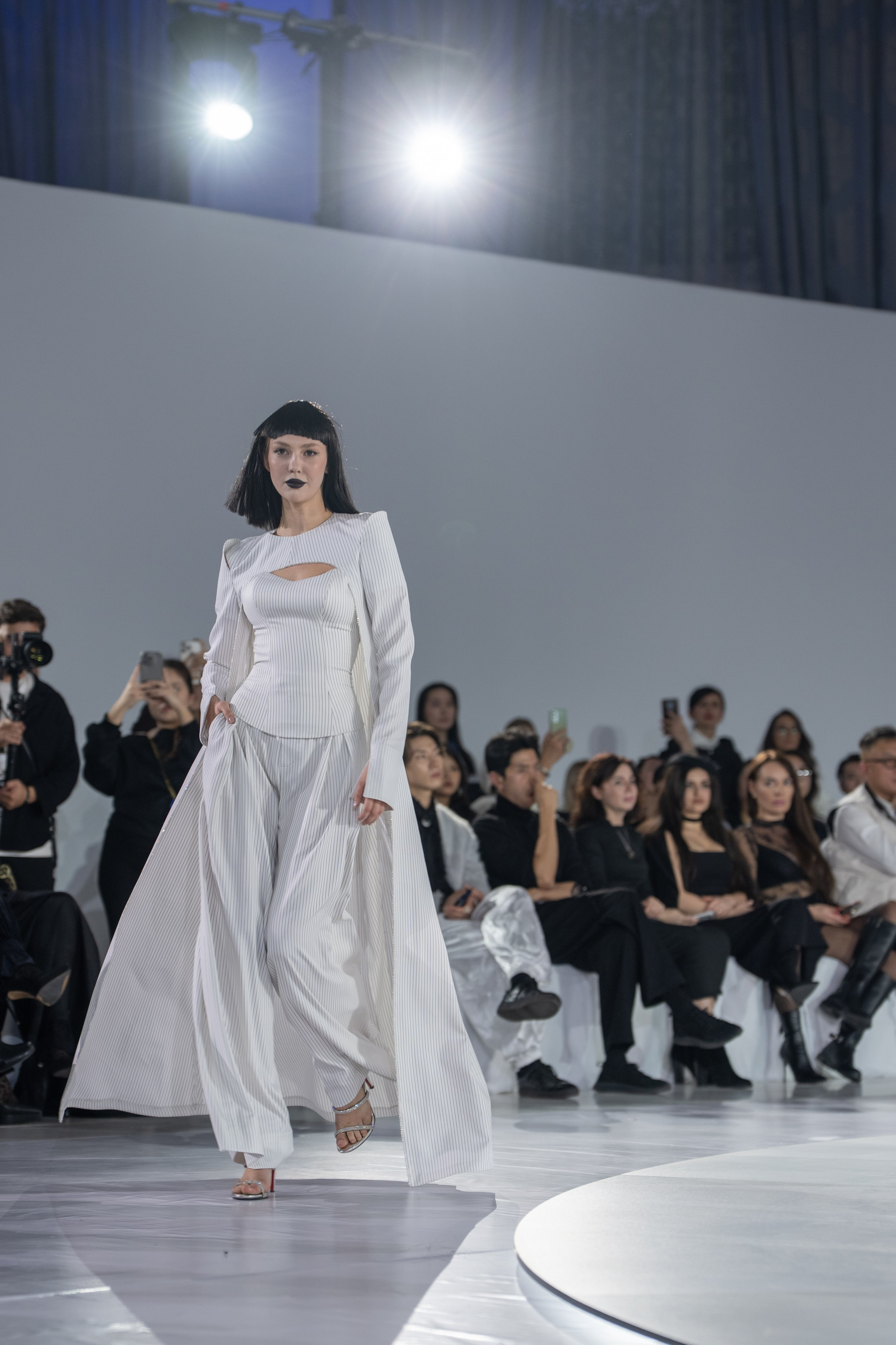 Дизайнер Umed Kuchkaliev. Сайт Алматинского НЮ АРТ, будуар и фэшн фотографа Дениса Карпенко