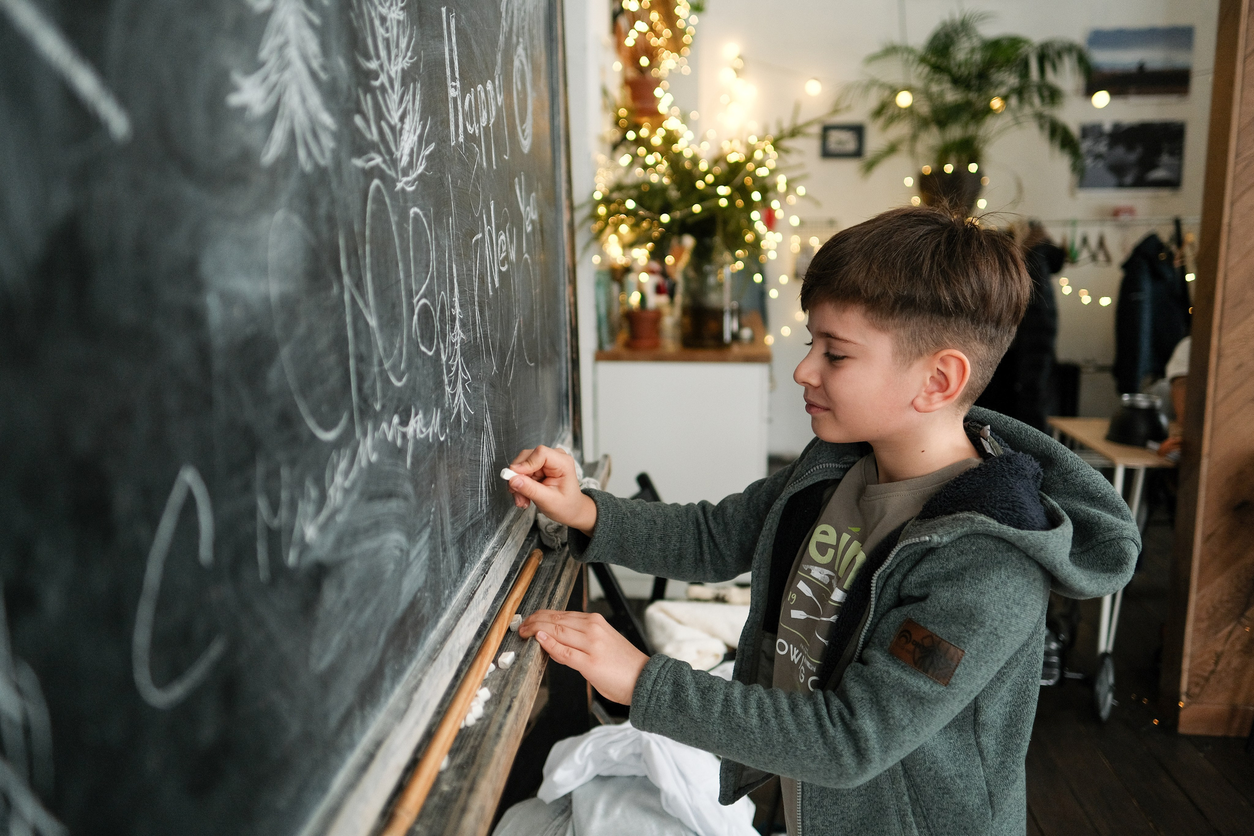 Мальчик русет на доске.