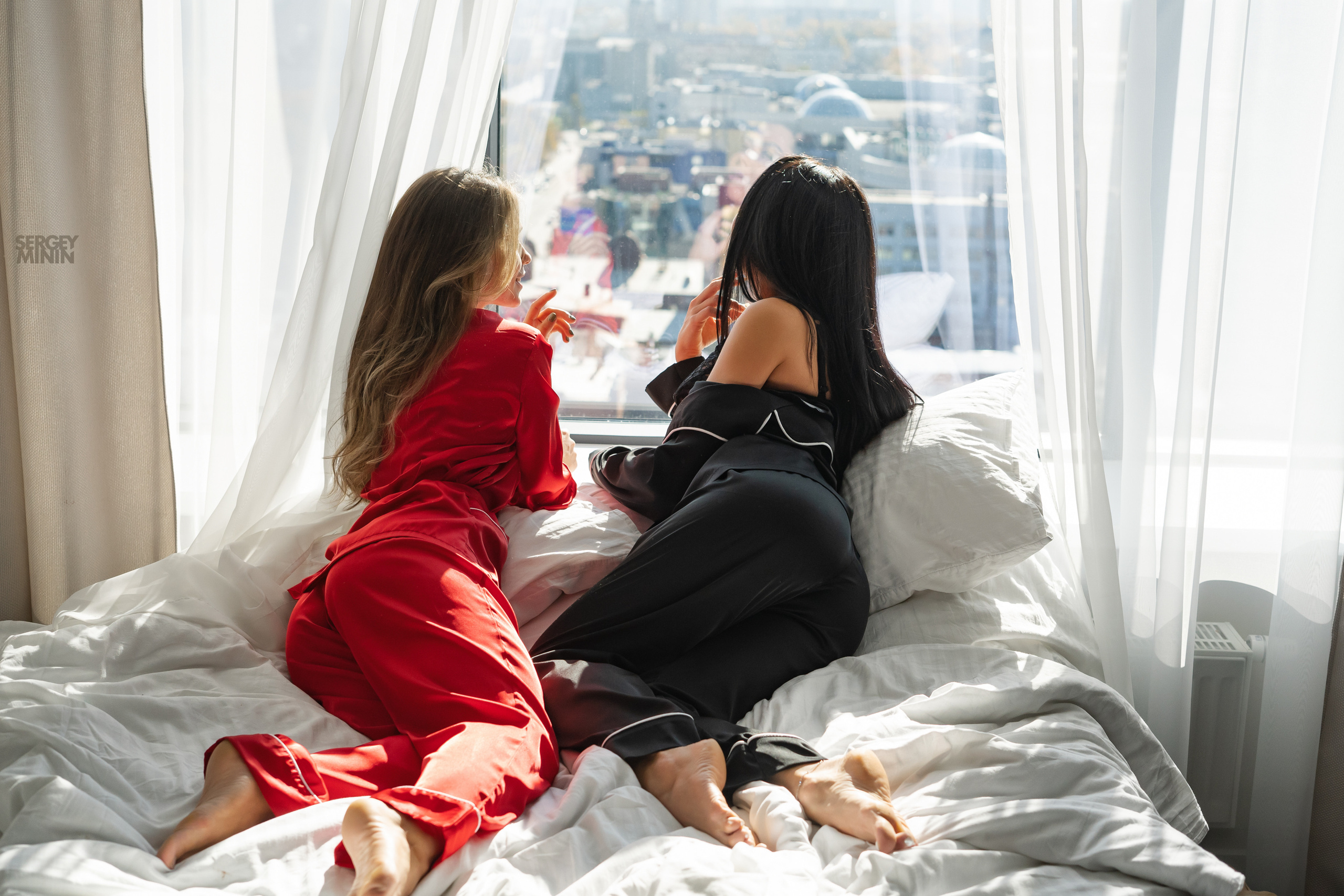 Красивая фотосессия пижам для девушек в номере отеля