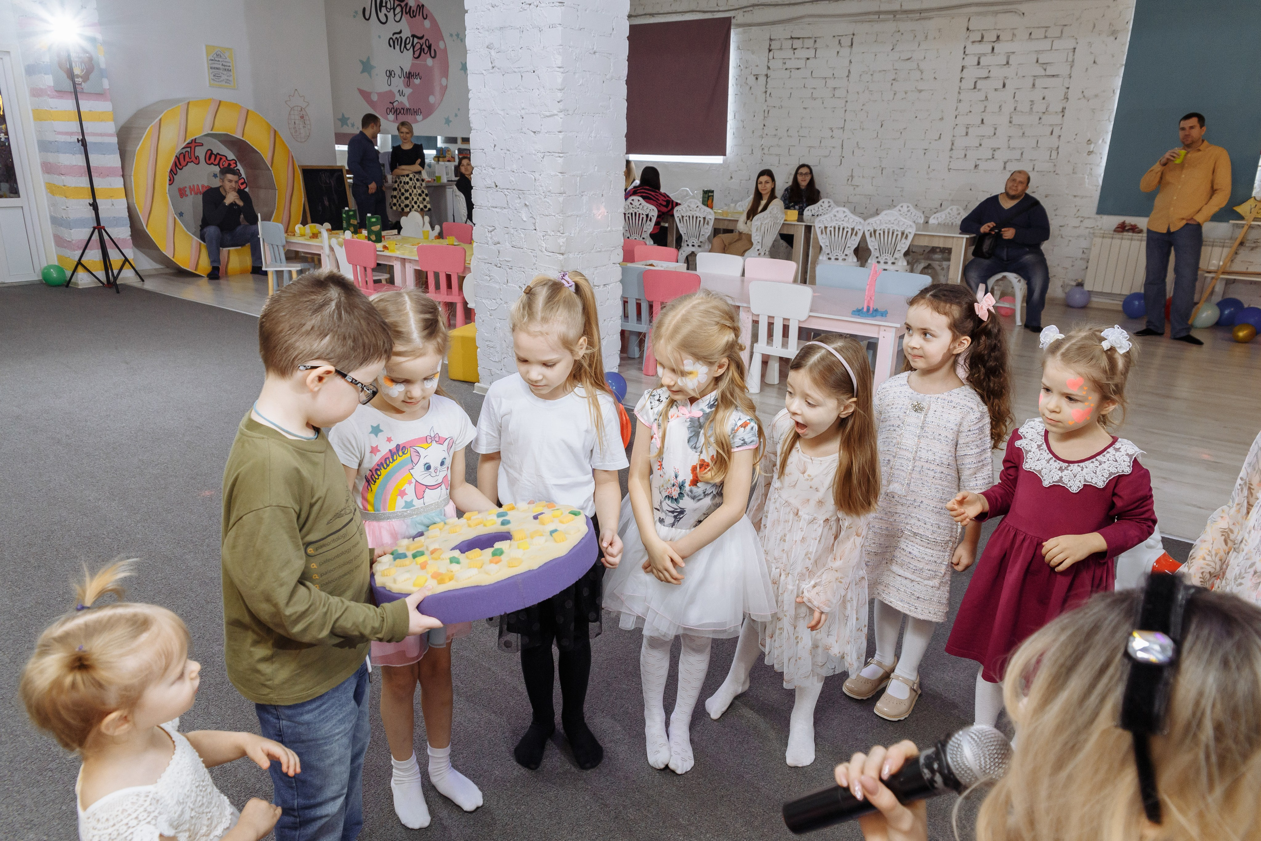 Олеся празднует свое 6 летие в компании Алисы, Чеширского кота и друзей. Событийный фотограф Максим Бескоровайновнов