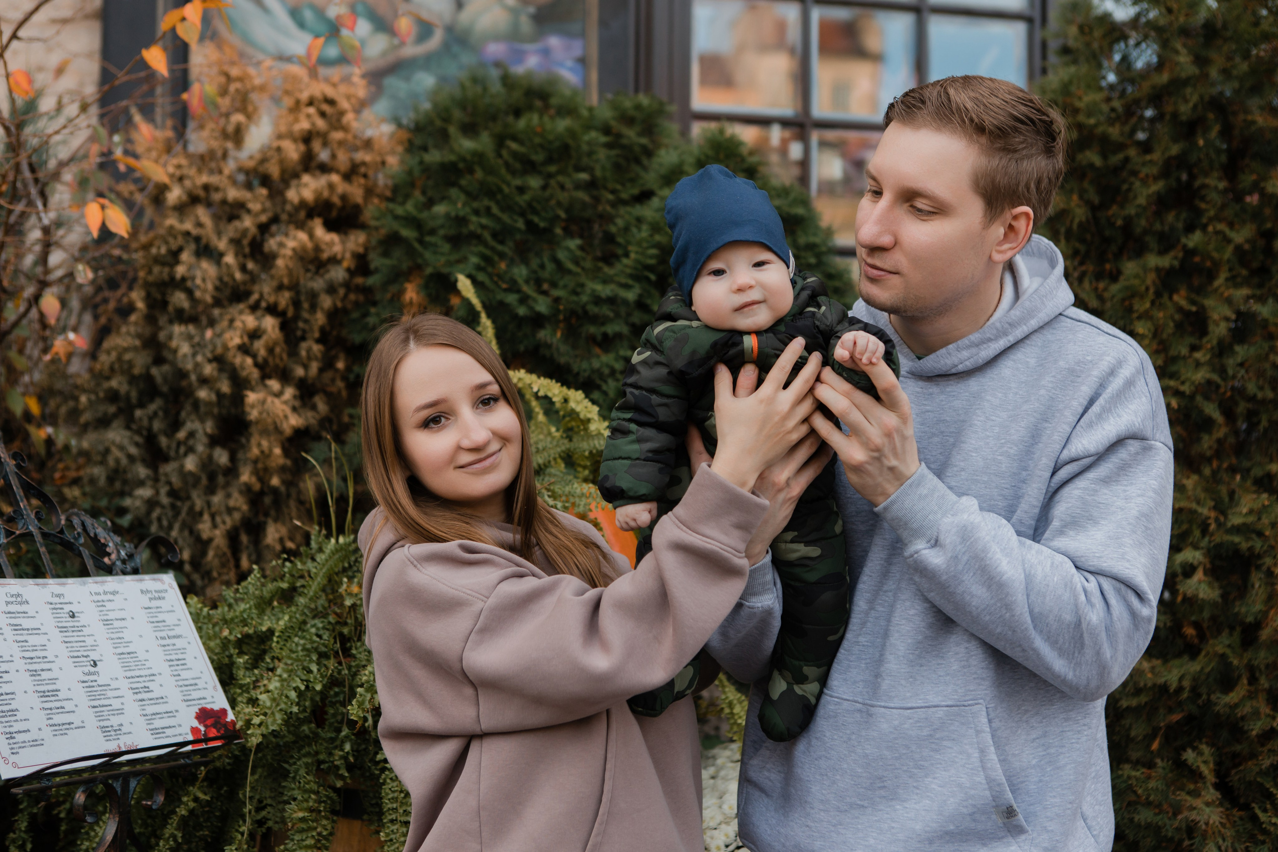 Семейная фотосессия Никиты и Марины. Видеосъемка и фотосъемка свадеб. Фотограф и оператор на свадьбу. Видеосъемка подкастов, собственная видео-фотостудии. Предметная фотосъемка