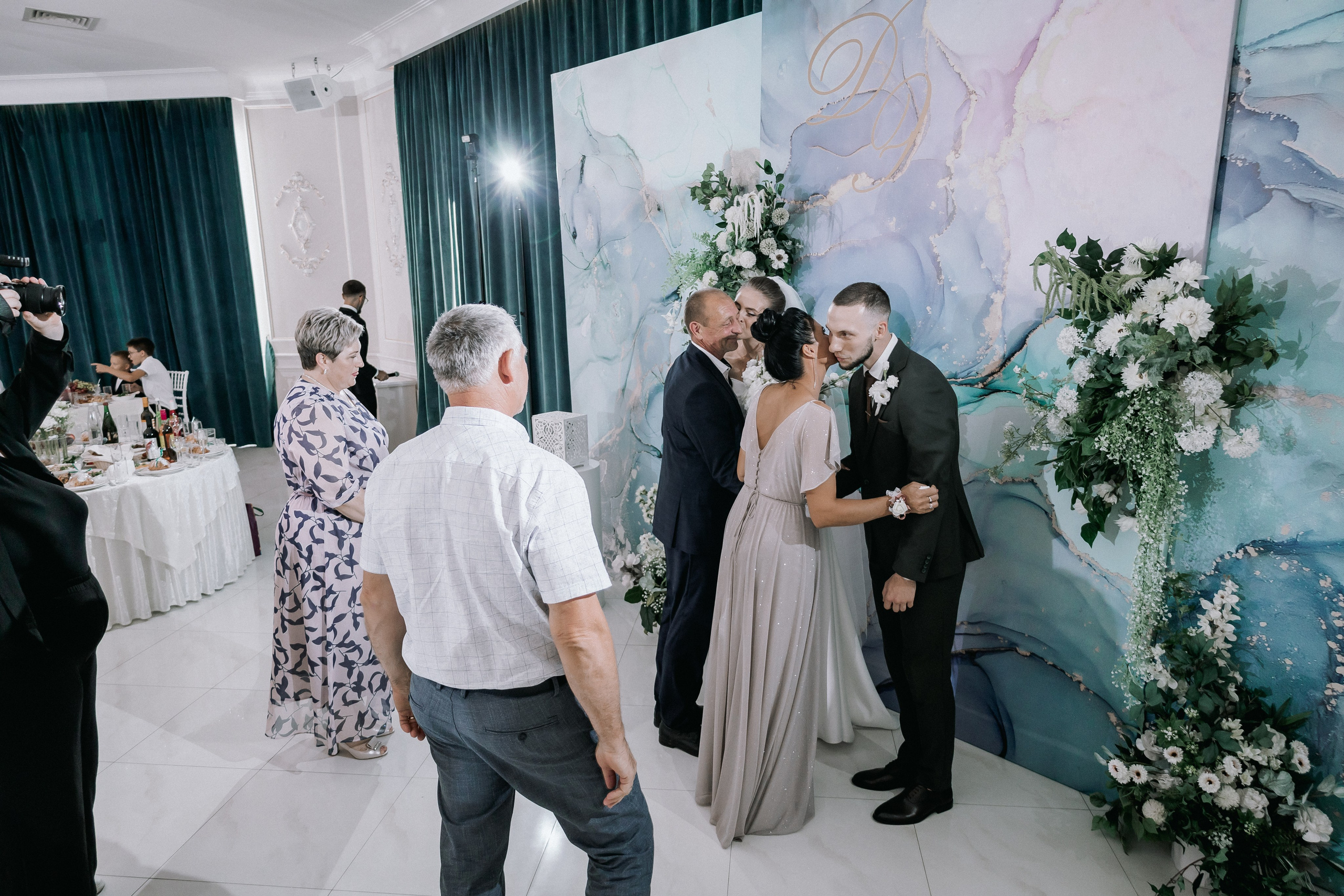 Свадебная прогулка. Эвелина и Дмитрий. Свадебная фотография. Арина Рубах