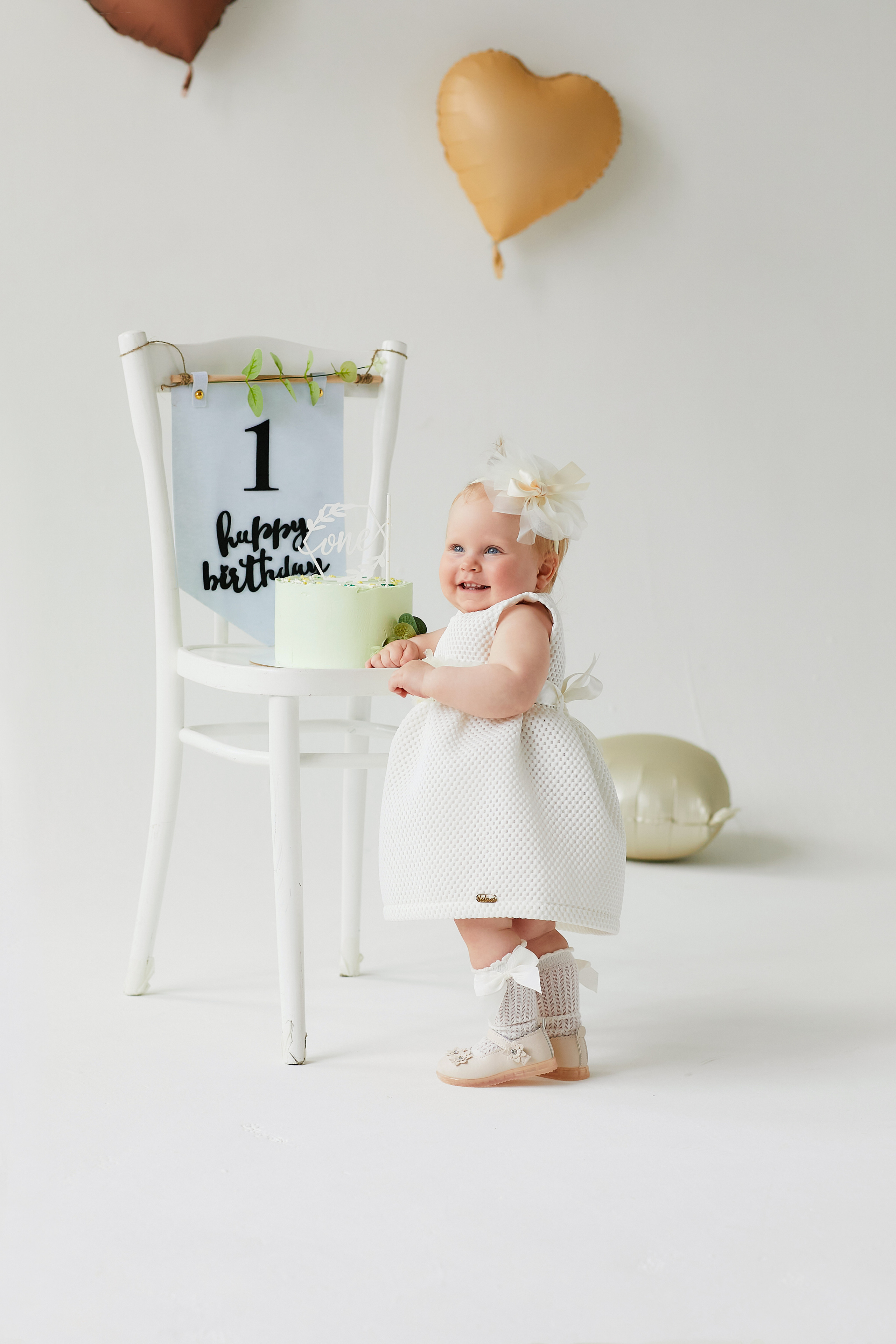 Светлая студия, день рождения малышки. Семейный фотограф в Москве Вера Гук