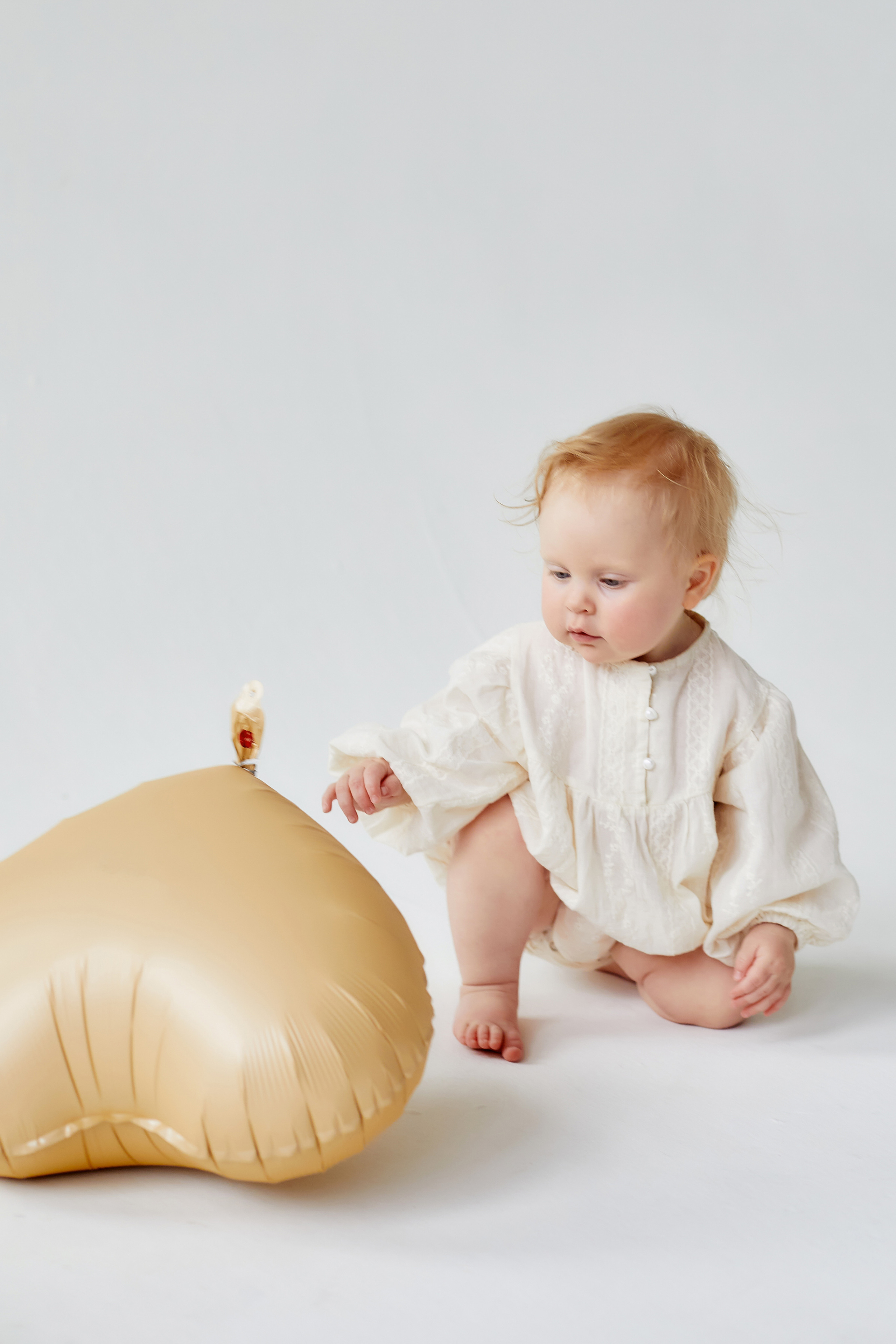 Светлая студия, день рождения малышки. Семейный фотограф в Москве Вера Гук