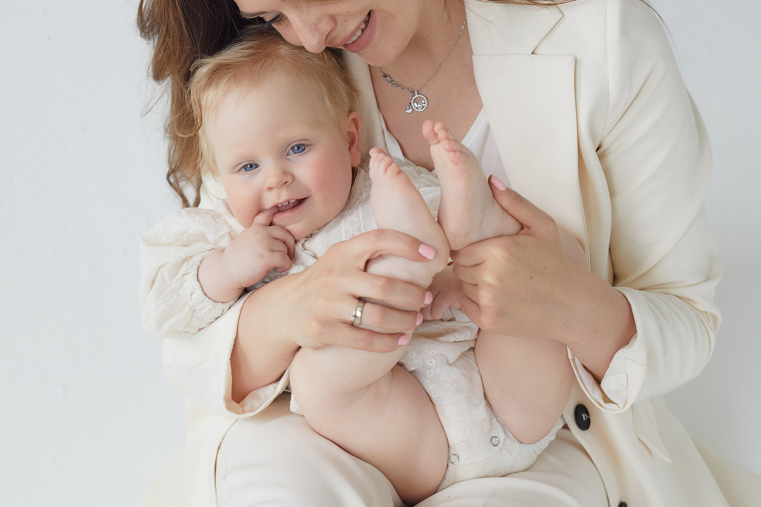 Светлая студия, день рождения малышки. Семейный фотограф в Москве Вера Гук