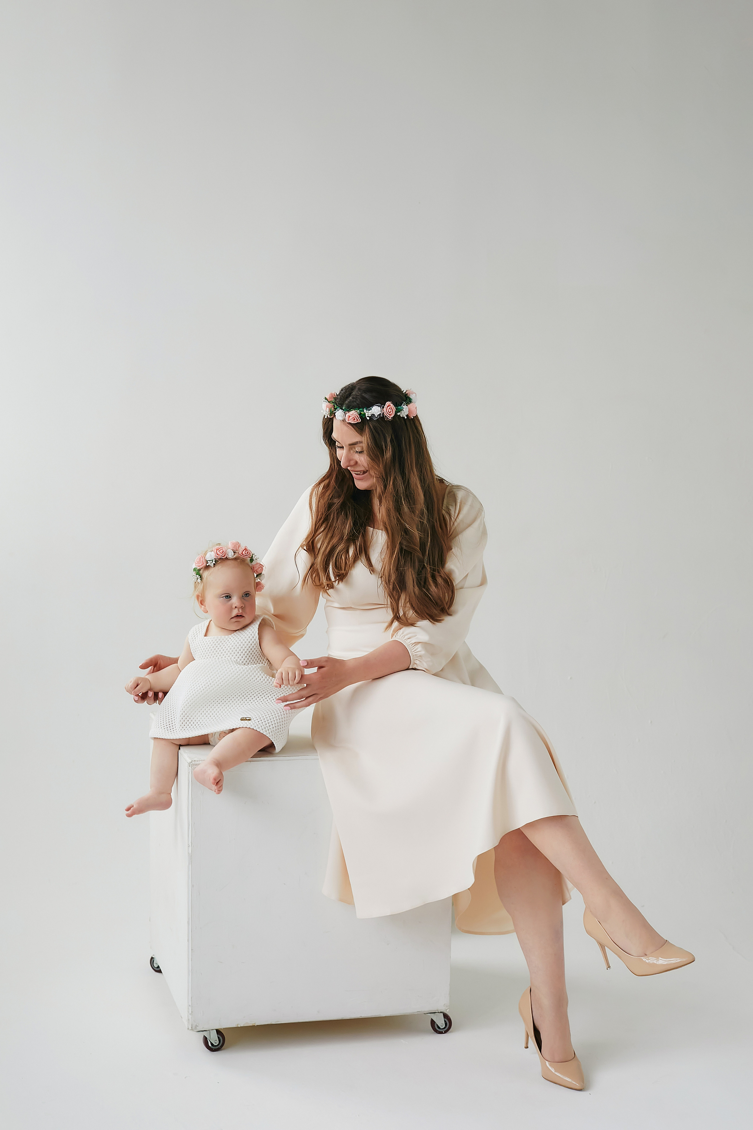 Светлая студия, день рождения малышки. Семейный фотограф в Москве Вера Гук