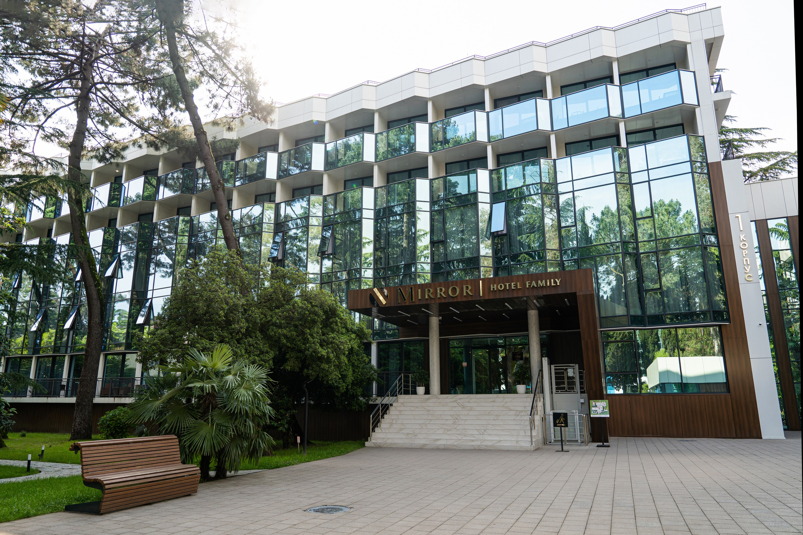 Mirror 4*. Фотограф и видеограф Елена Хмелевская