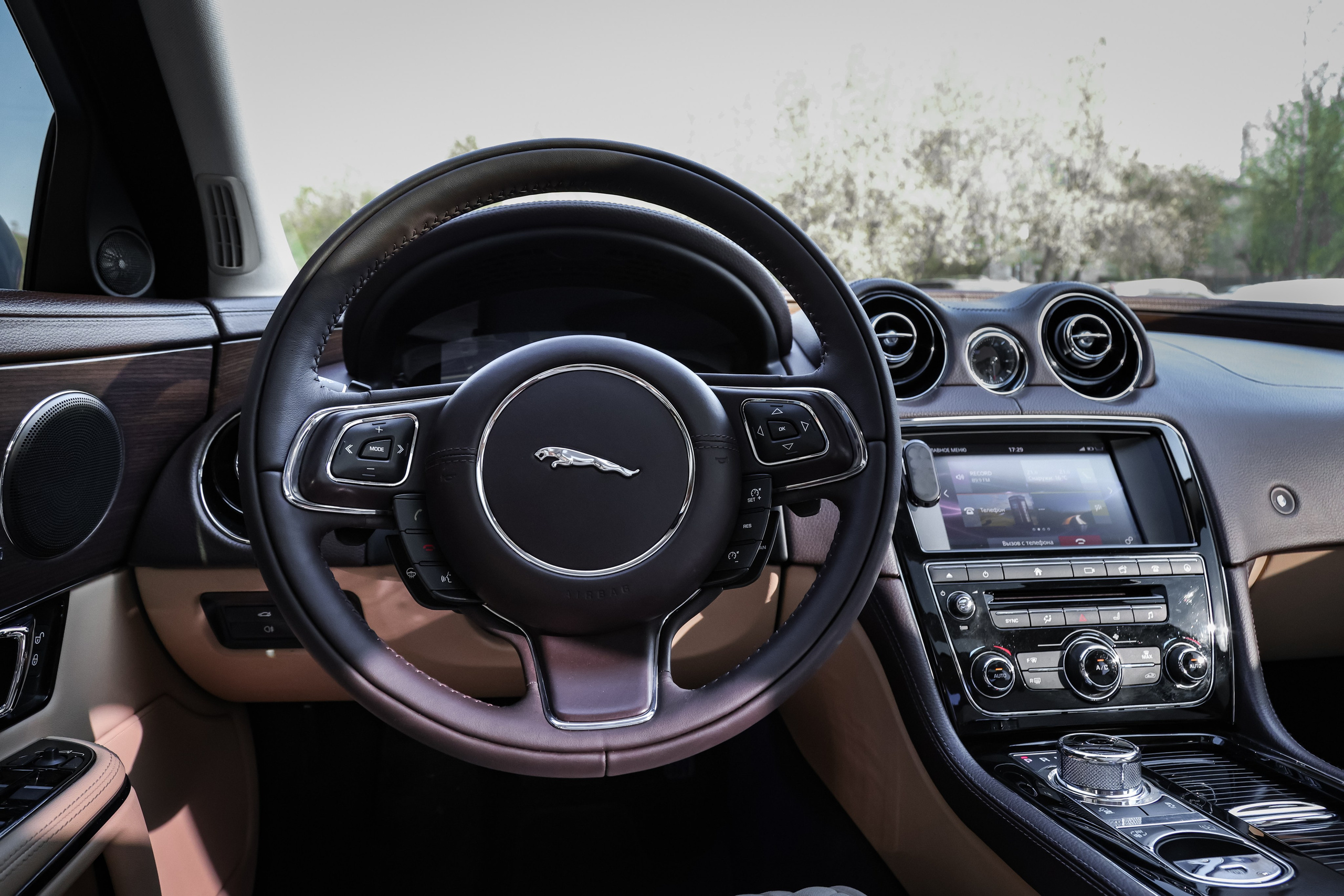 2017 JAGUAR XJ. Mixturecaptures