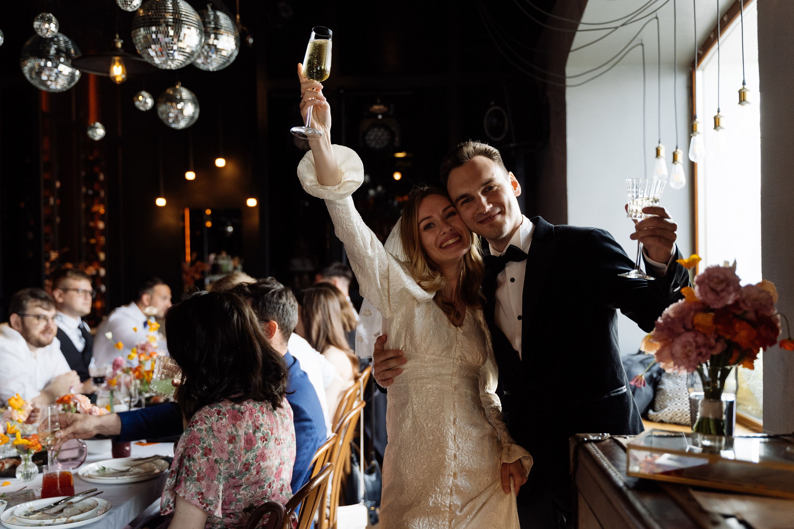 Камерная свадьба на фонтанке в сезонах. Свадебный фотограф организатор в Санкт-Петербурге Ассоль Опарина