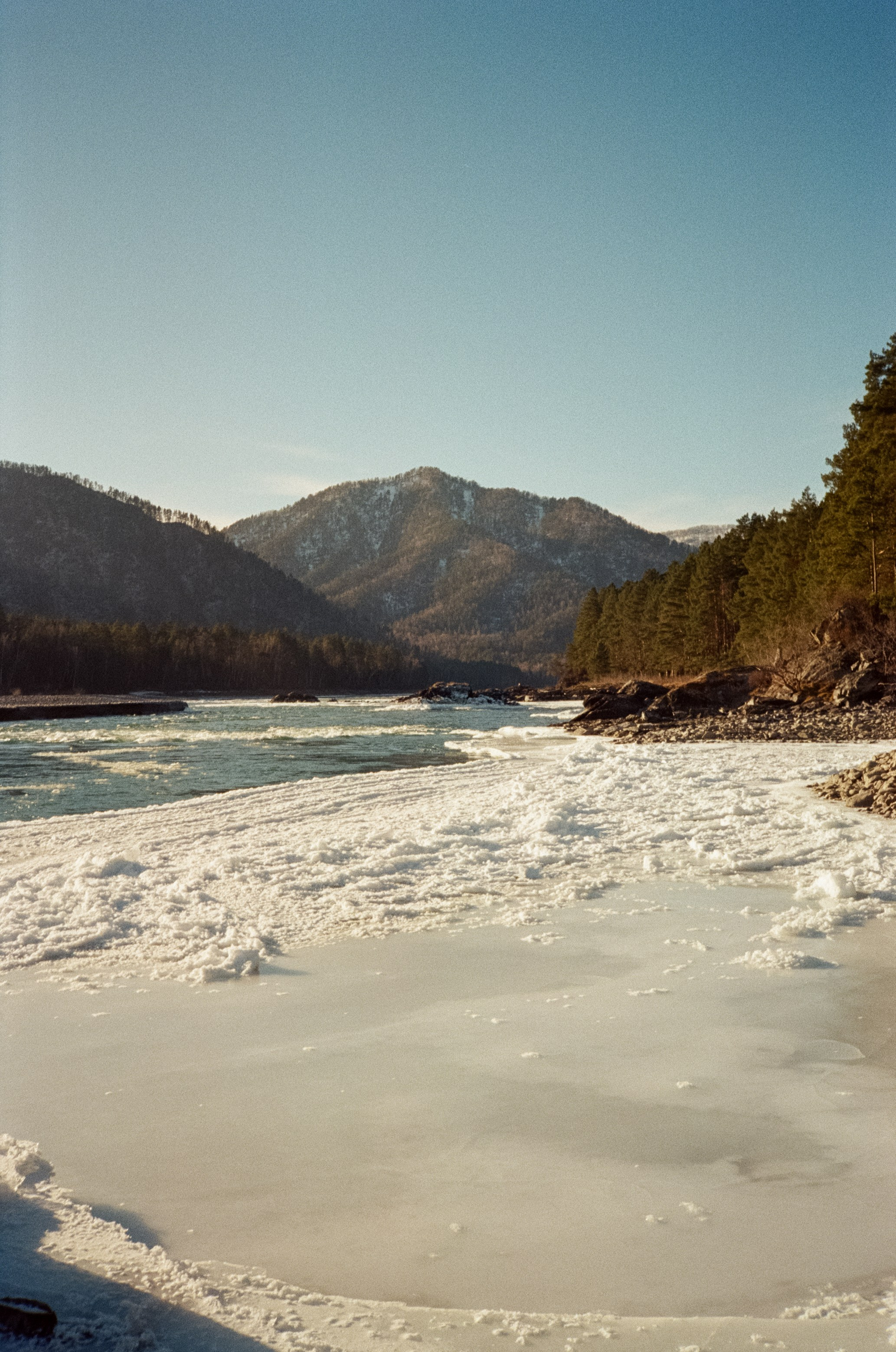Кедровый остров и база Берель. Яркое солнце, скалы, льды и бурлящий по. Фотограф-документалист Мария Осокина
