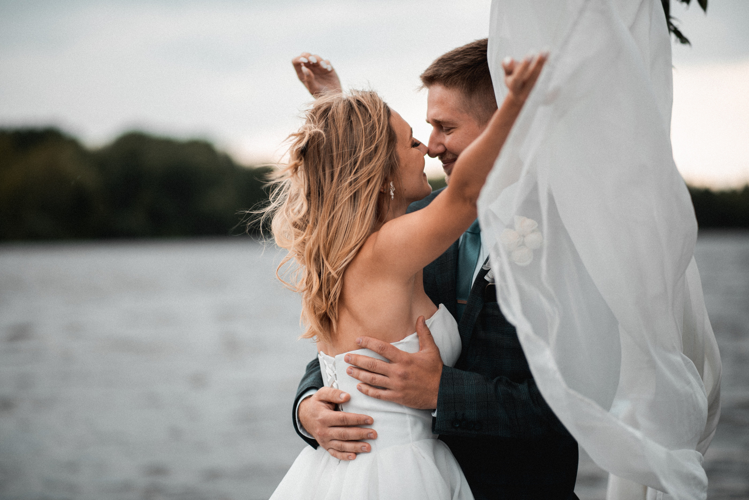 Свадебная фотосессия на катере. Свадебный и портретный фотограф в Москве Жердев Даниил