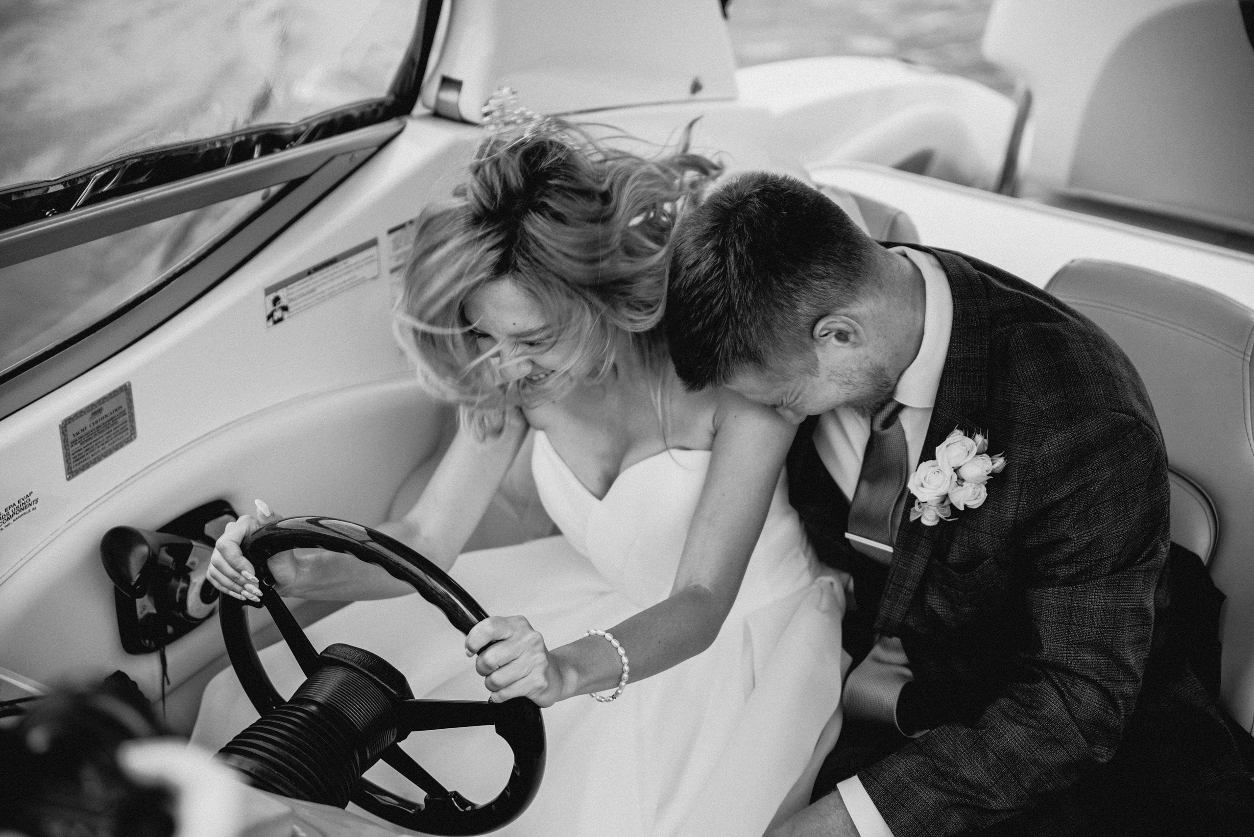 Свадебная фотосессия на катере. Свадебный и портретный фотограф в Москве Жердев Даниил