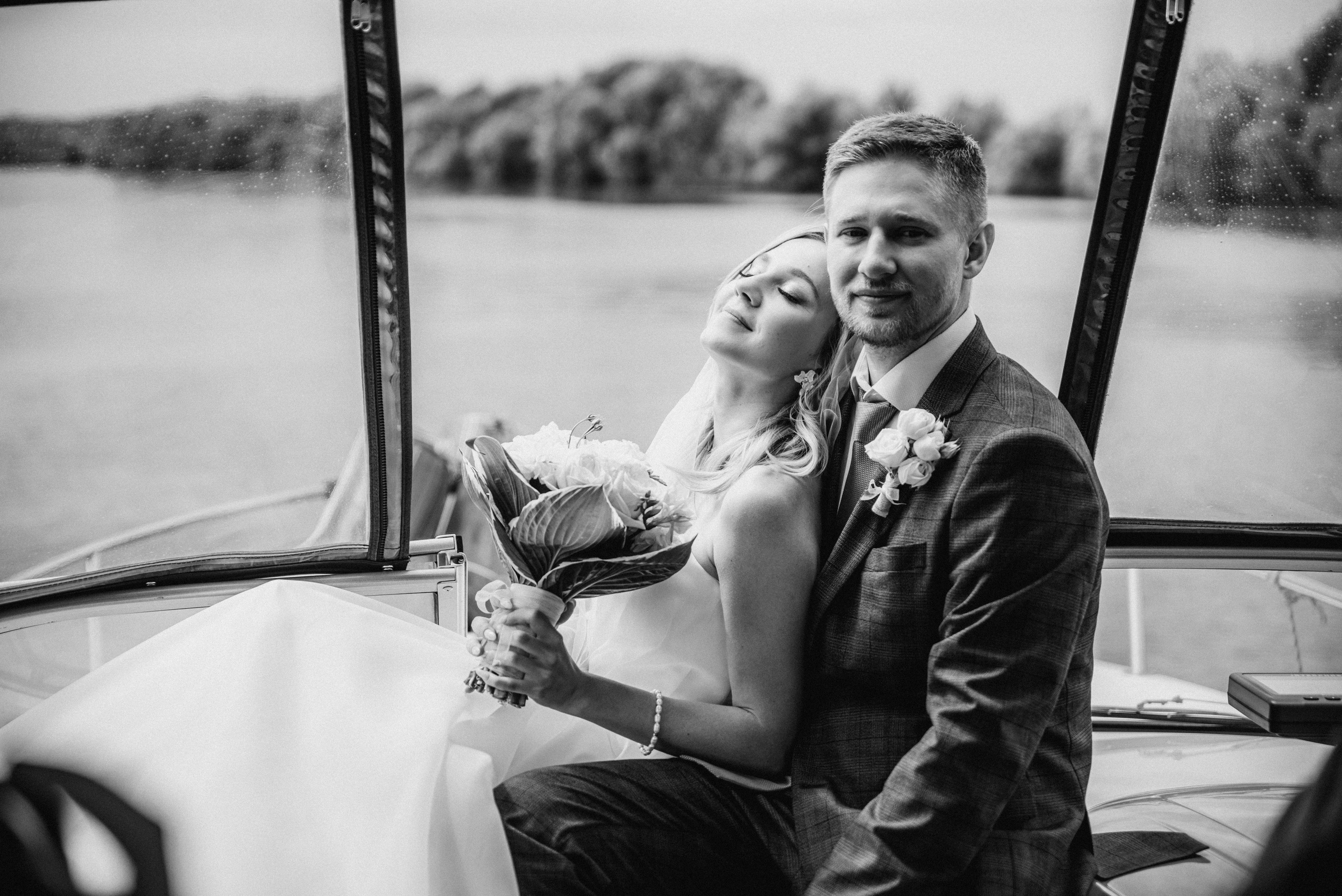 Свадебная фотосессия на катере. Свадебный и портретный фотограф в Москве Жердев Даниил