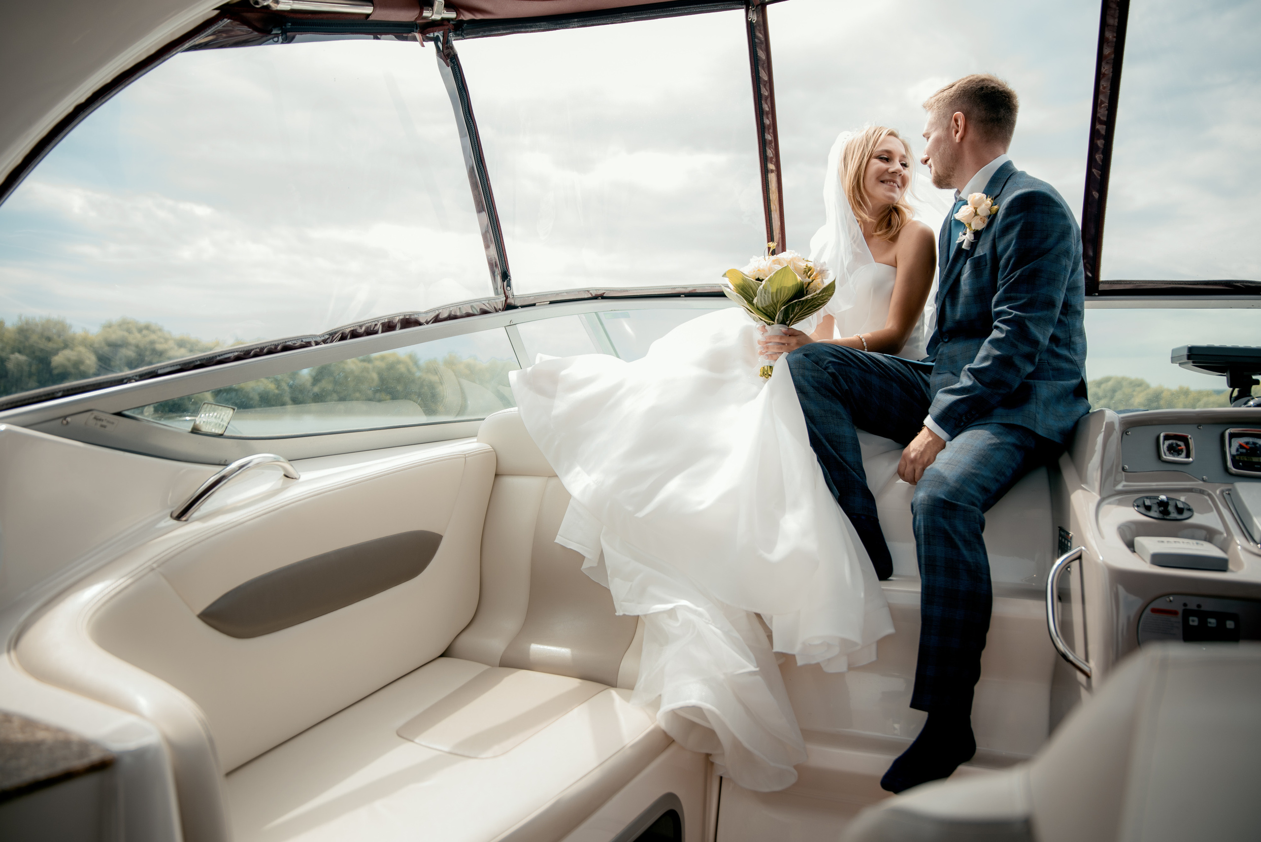 Свадебная фотосессия на катере. Свадебный и портретный фотограф в Москве Жердев Даниил