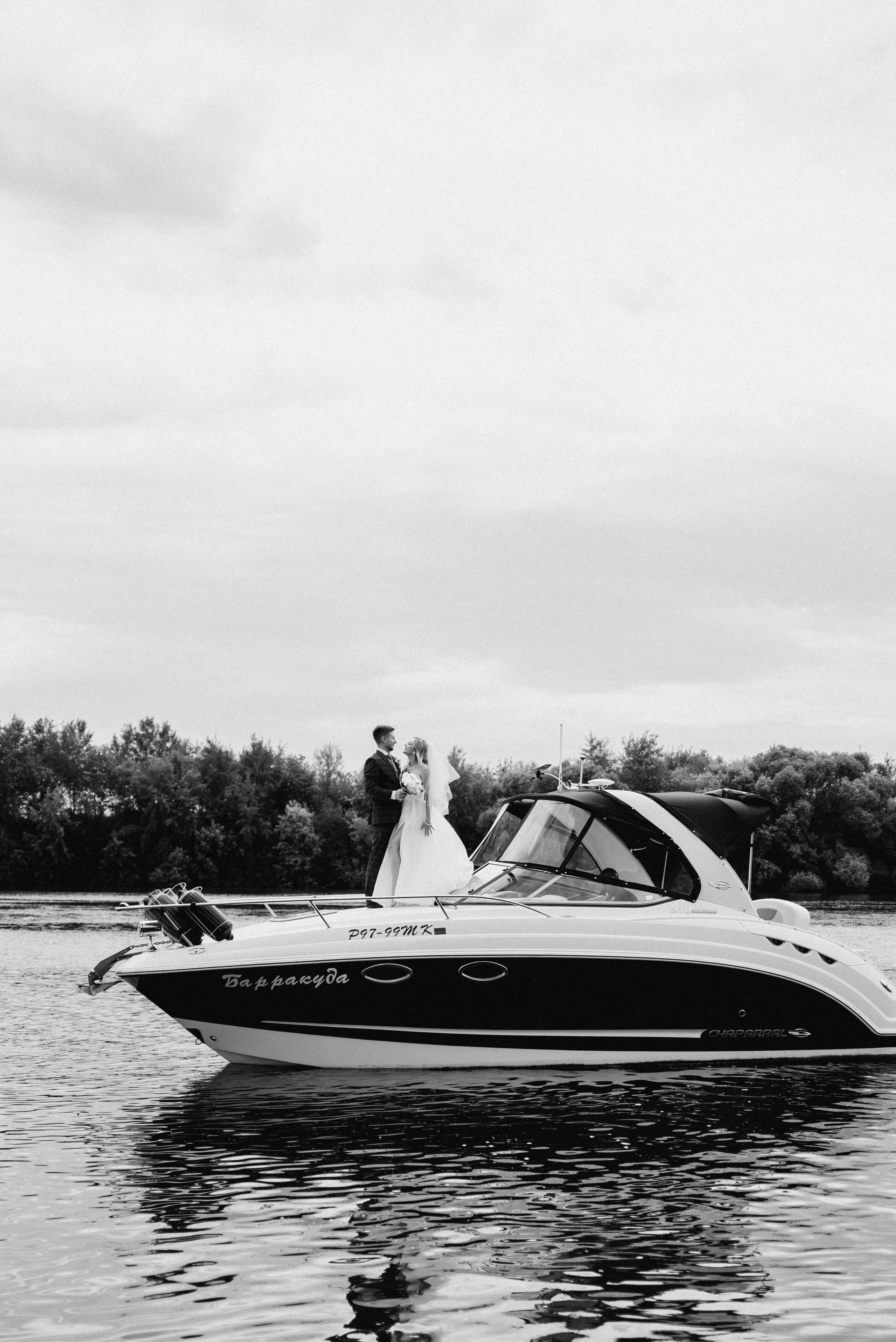 Свадебная фотосессия на катере. Свадебный и портретный фотограф в Москве Жердев Даниил