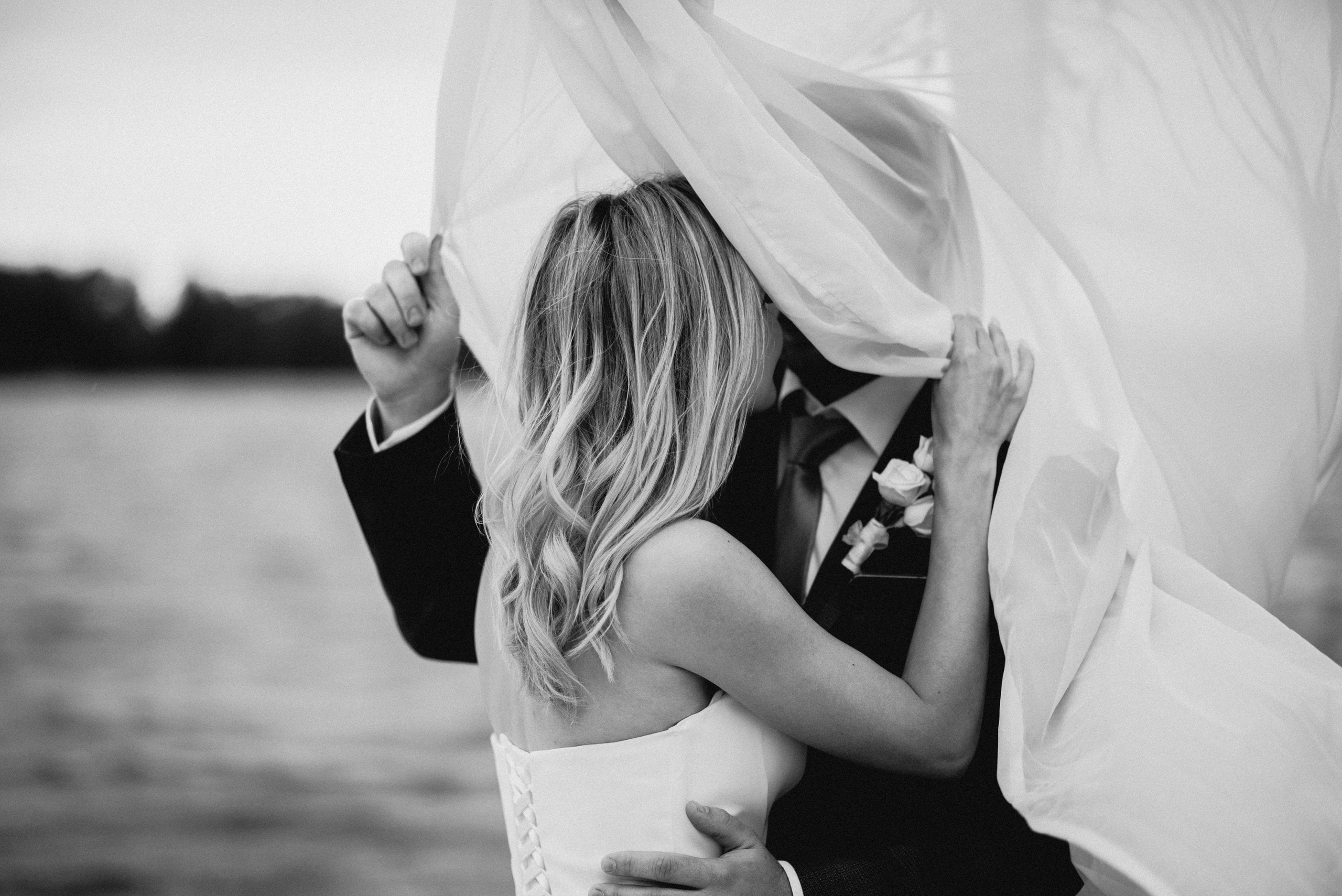 Свадебная фотосессия на катере. Свадебный и портретный фотограф в Москве Жердев Даниил