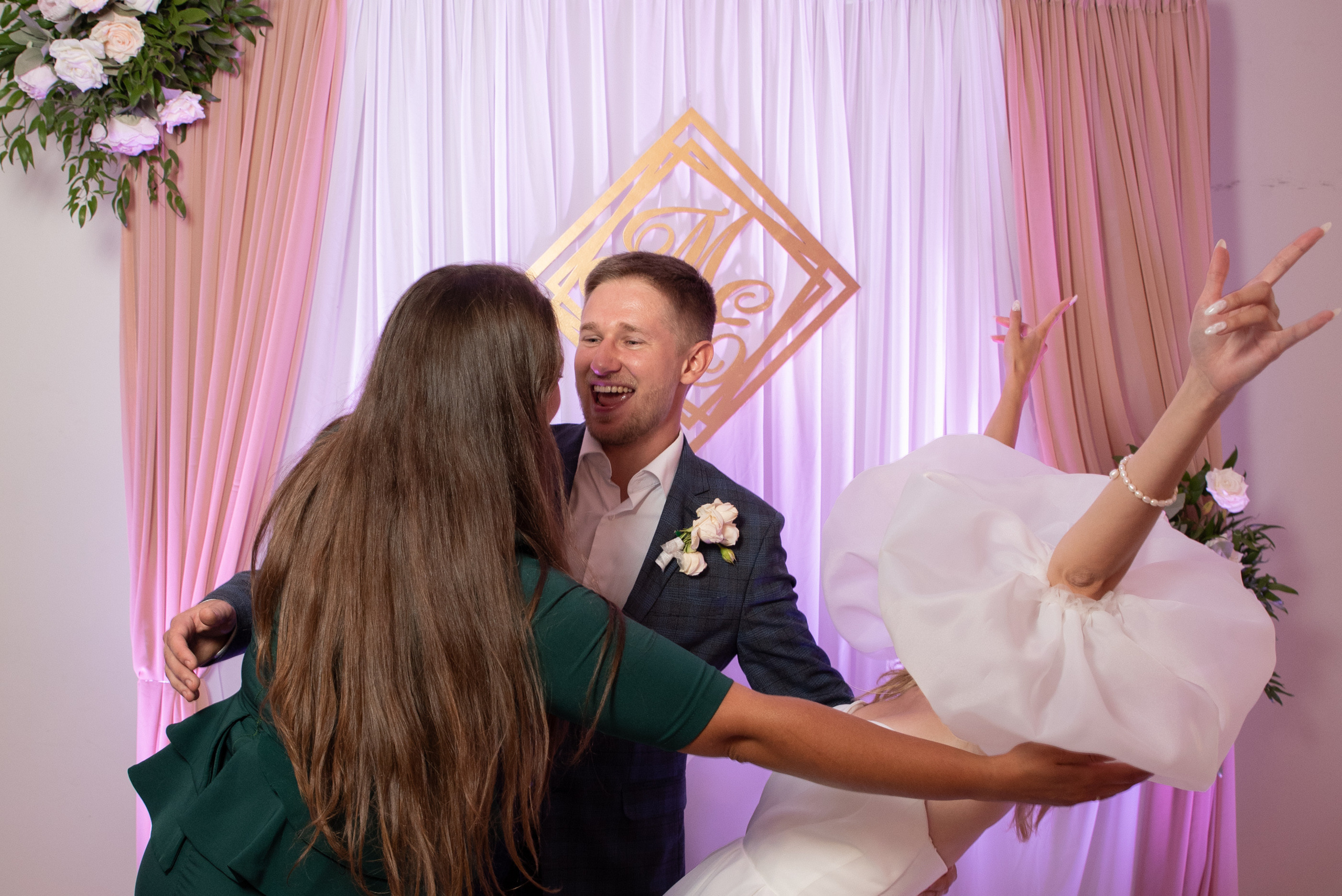 Свадебная фотосессия на катере. Свадебный и портретный фотограф в Москве Жердев Даниил